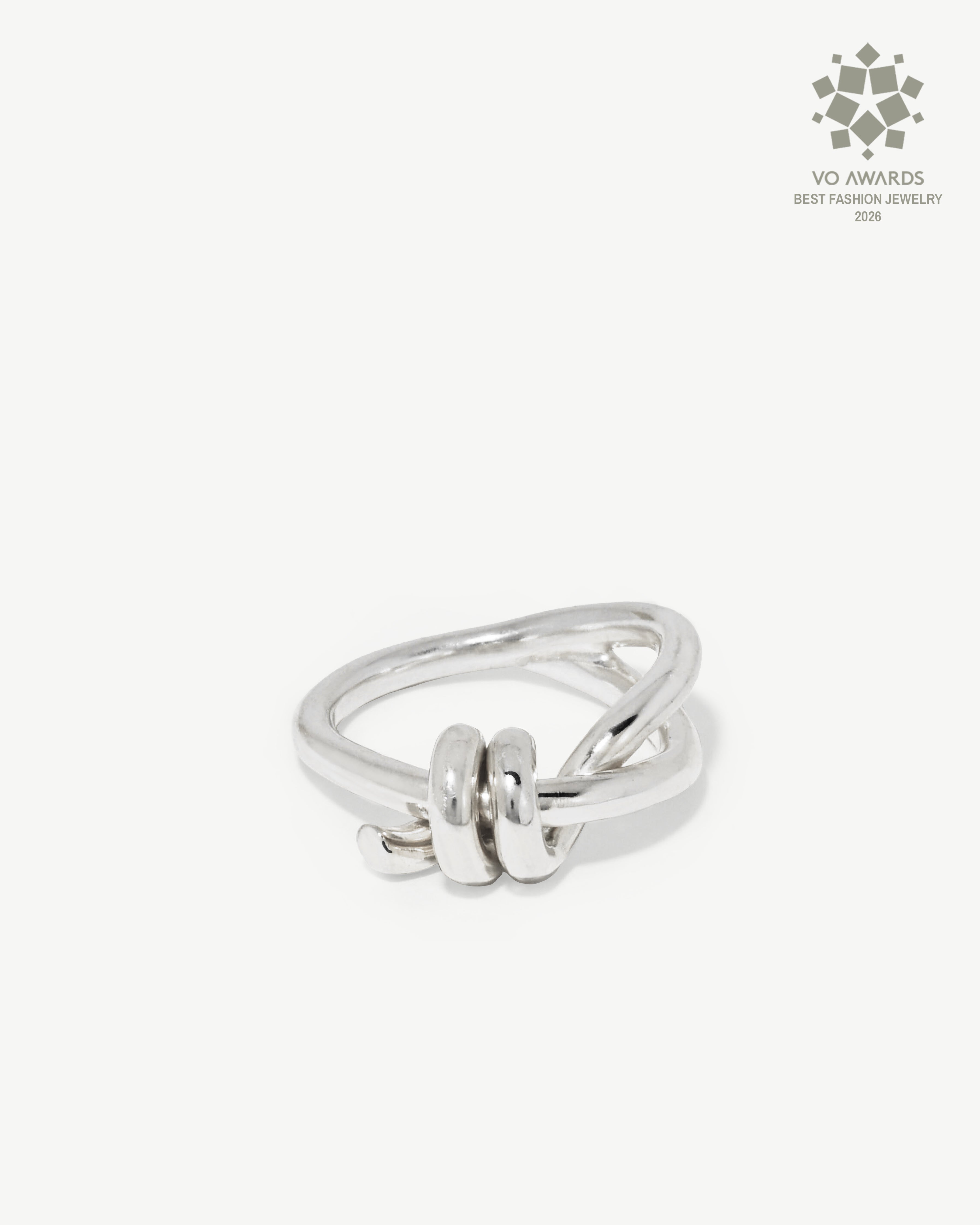 Anel com nó de prata 925 com banho de ródio.