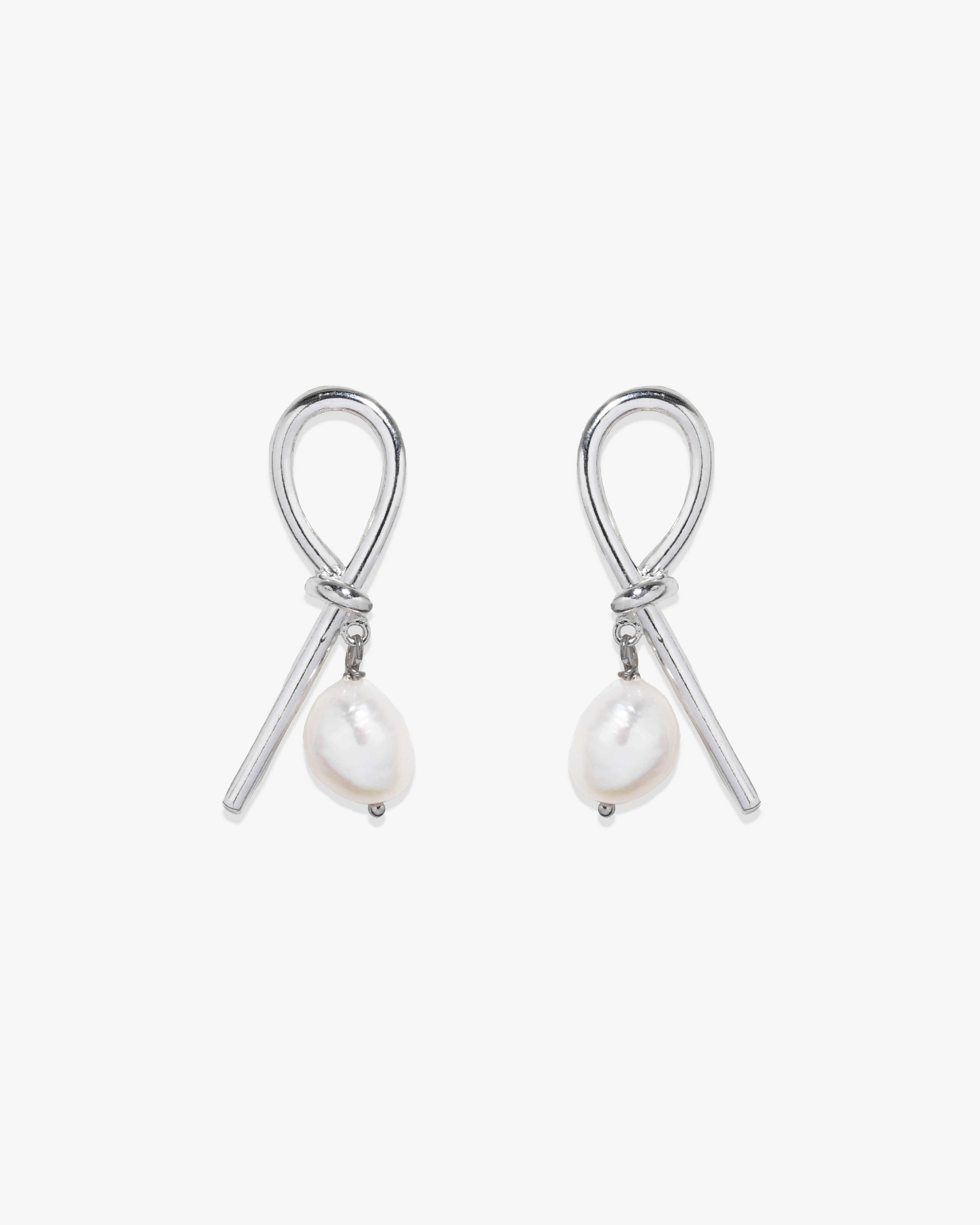 Brincos compridos em prata 925 com banho de ródio e nó com pérola.