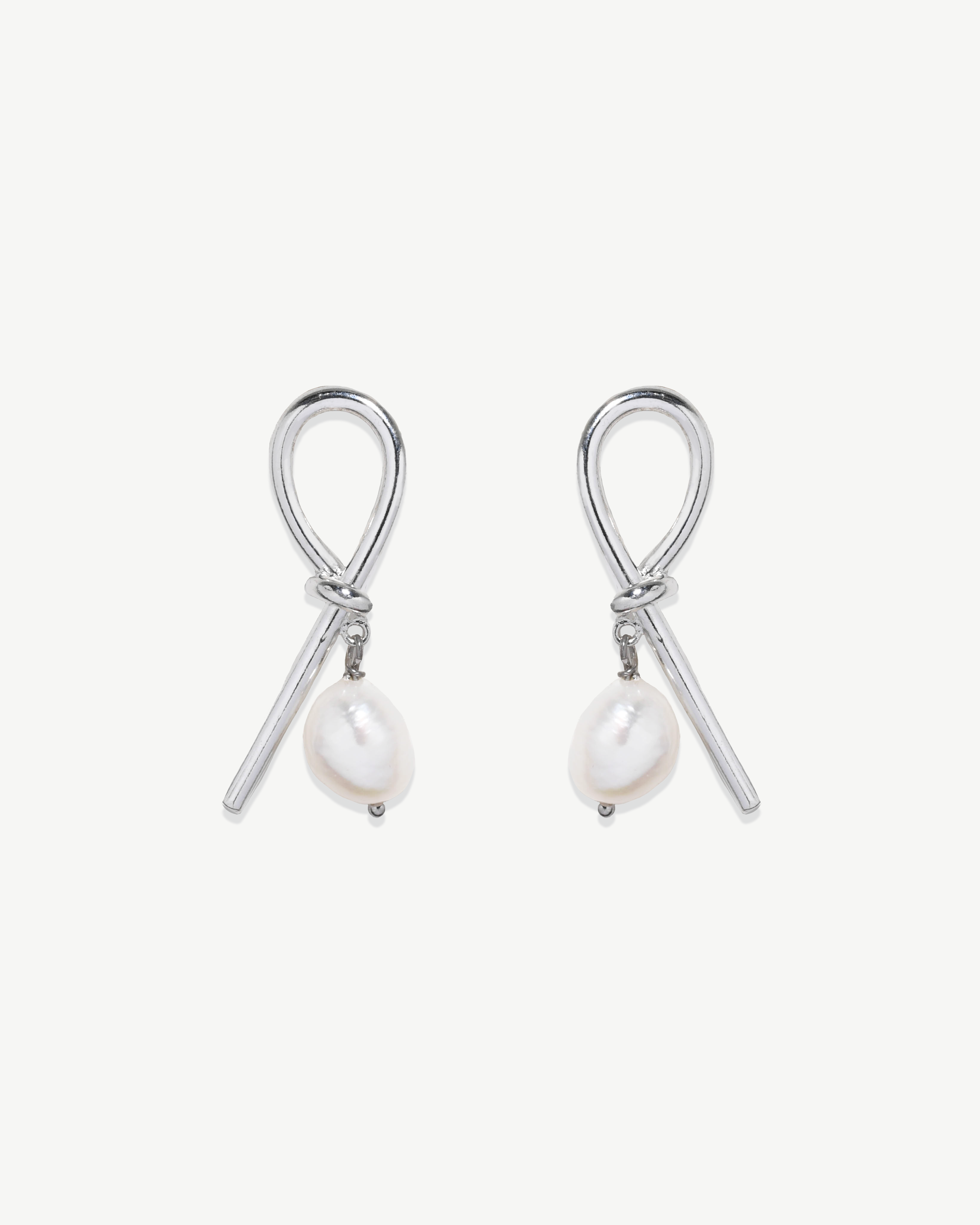 Brincos compridos em prata 925 com banho de ródio e nó com pérola.