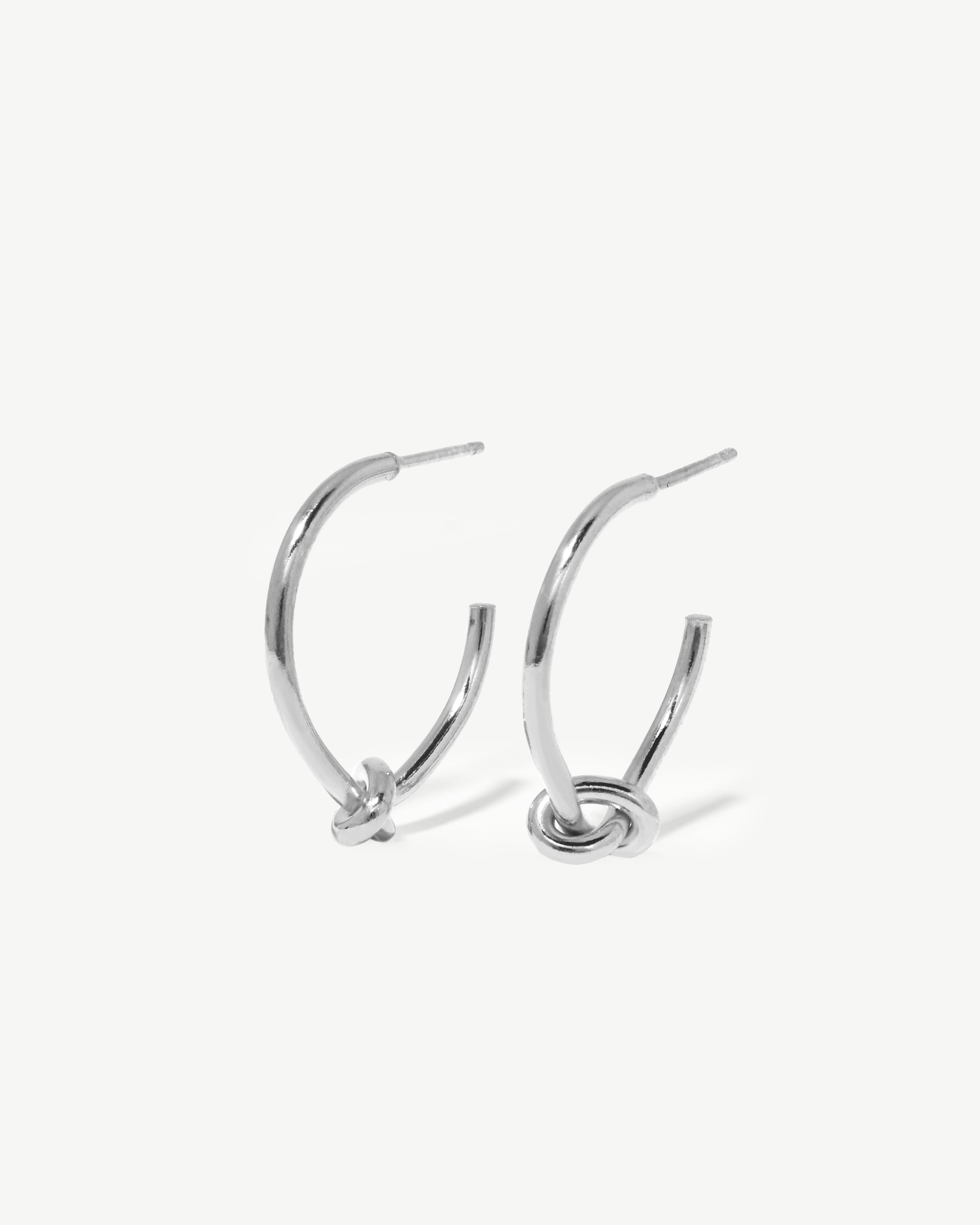 Argolas com detalhe em nó de prata 925.