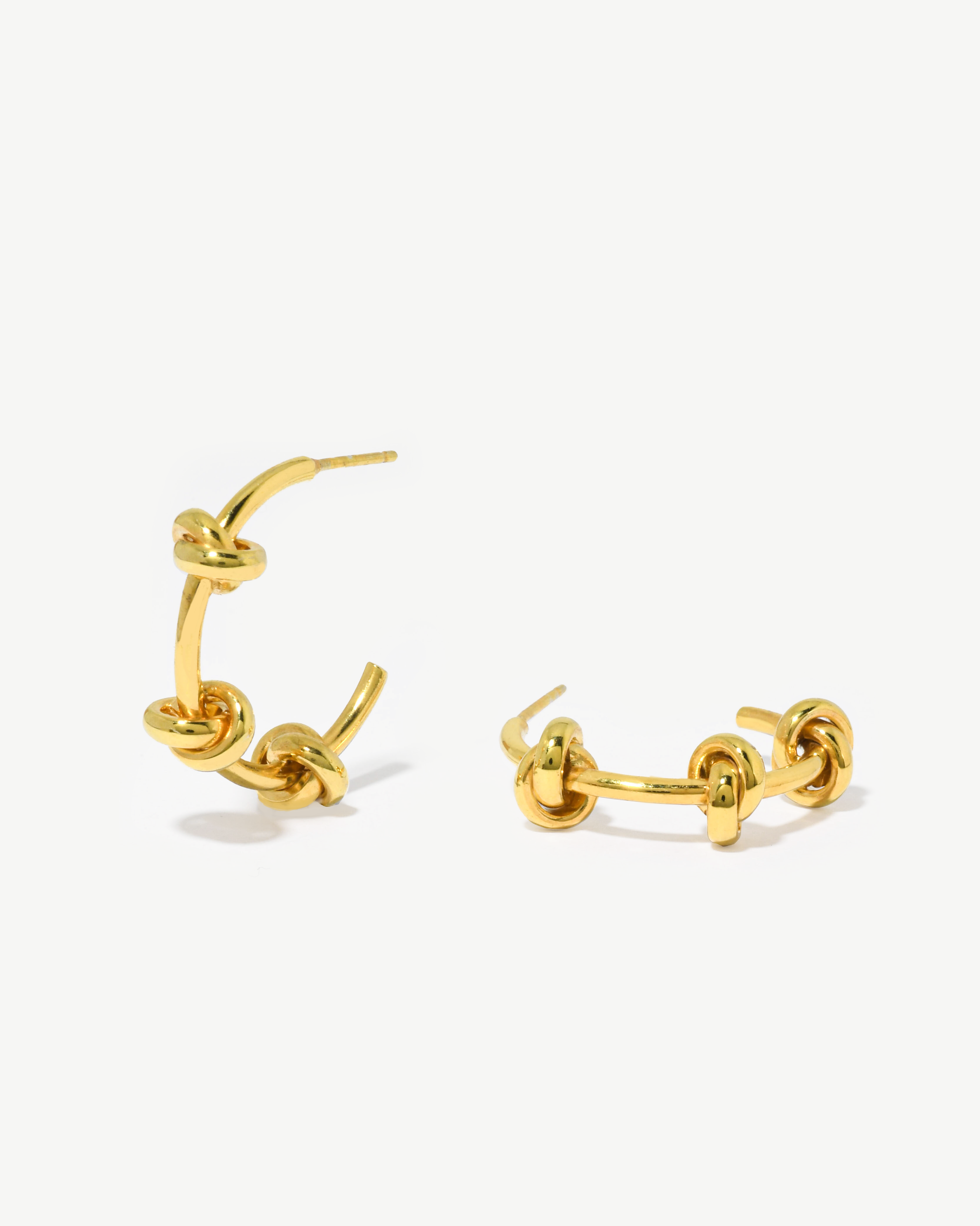 Argolas com três nós em prata dourada.