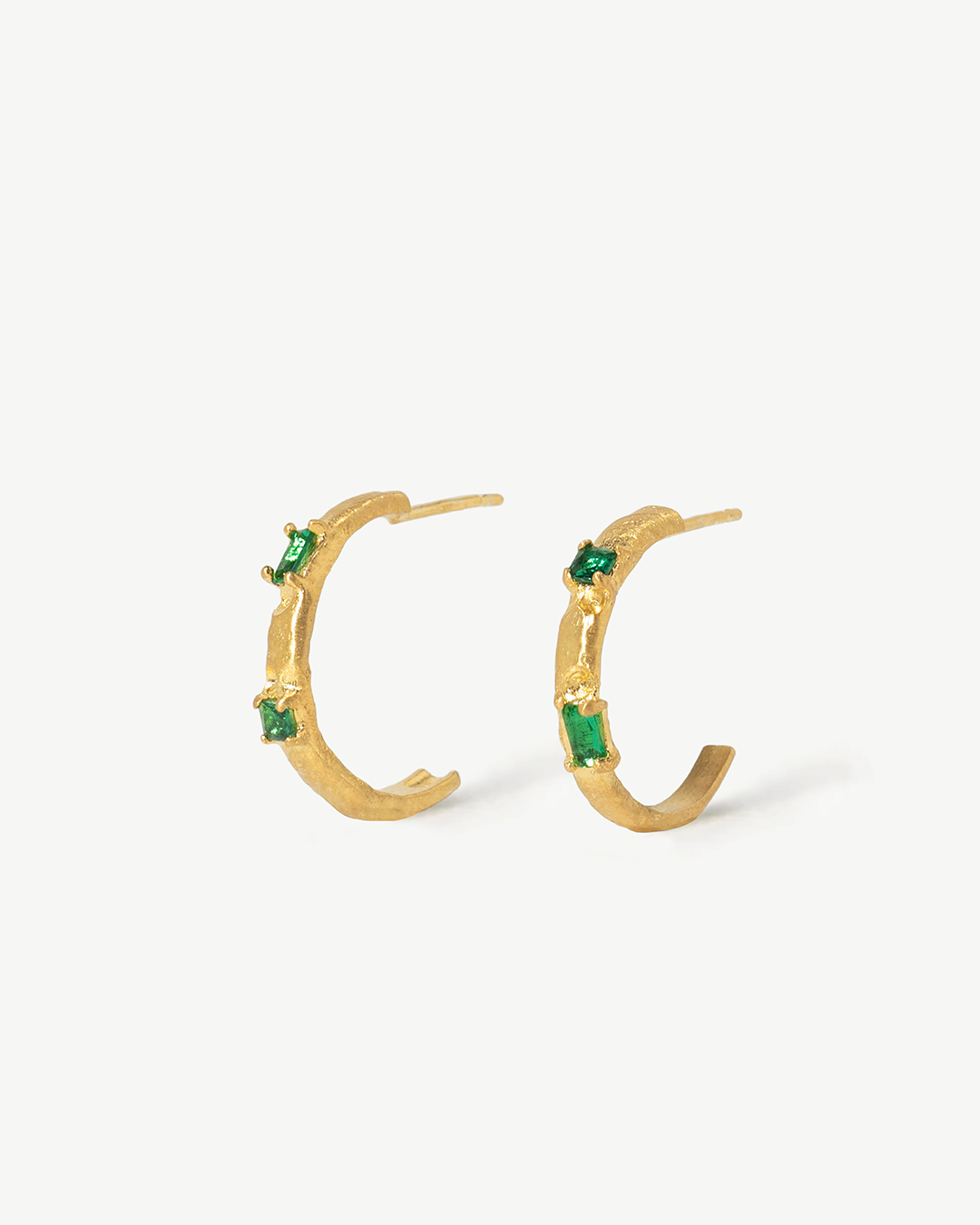 Argolas assimétricas em prata dourada com zirconias verdes