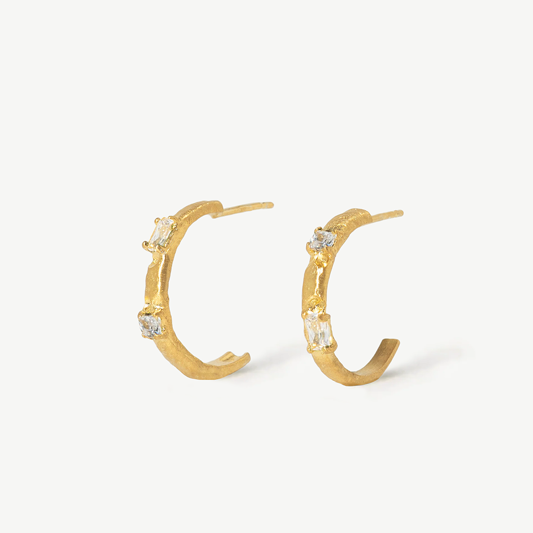 Argolas assimétricas em prata 925 com banho de ouro 18K e zircónias cúbicas.