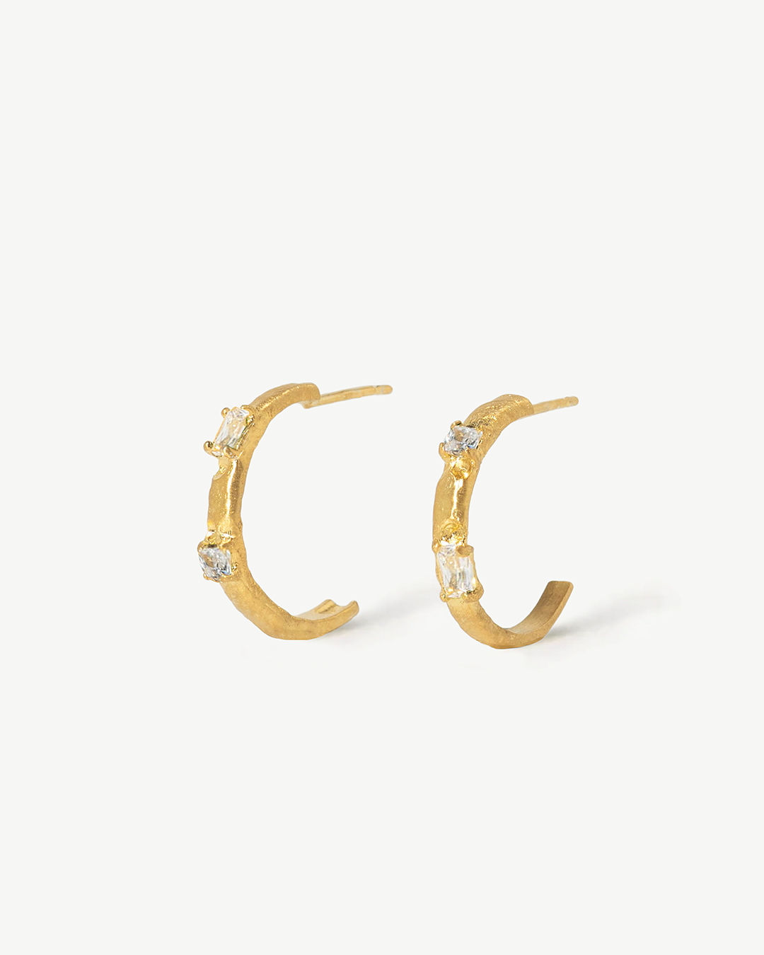 Argolas assimétricas em prata dourada com zirconias brancas