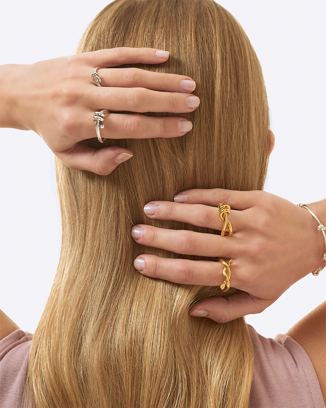 Anéis da coleção Knot Edit em modelo.