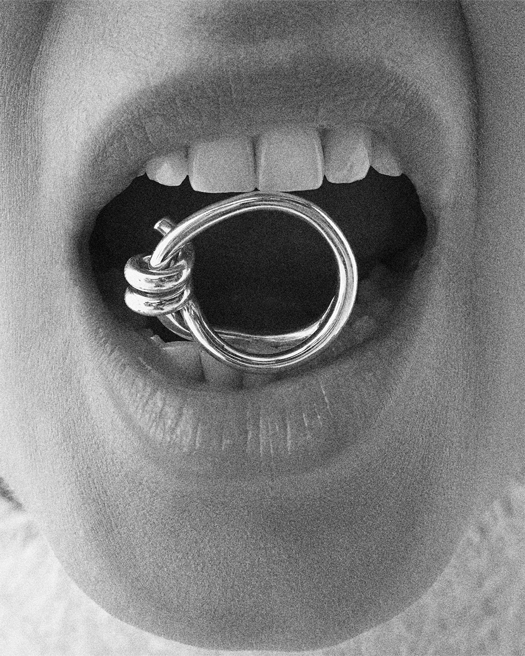 Anel entrelaçado em prata 925 em modelo.