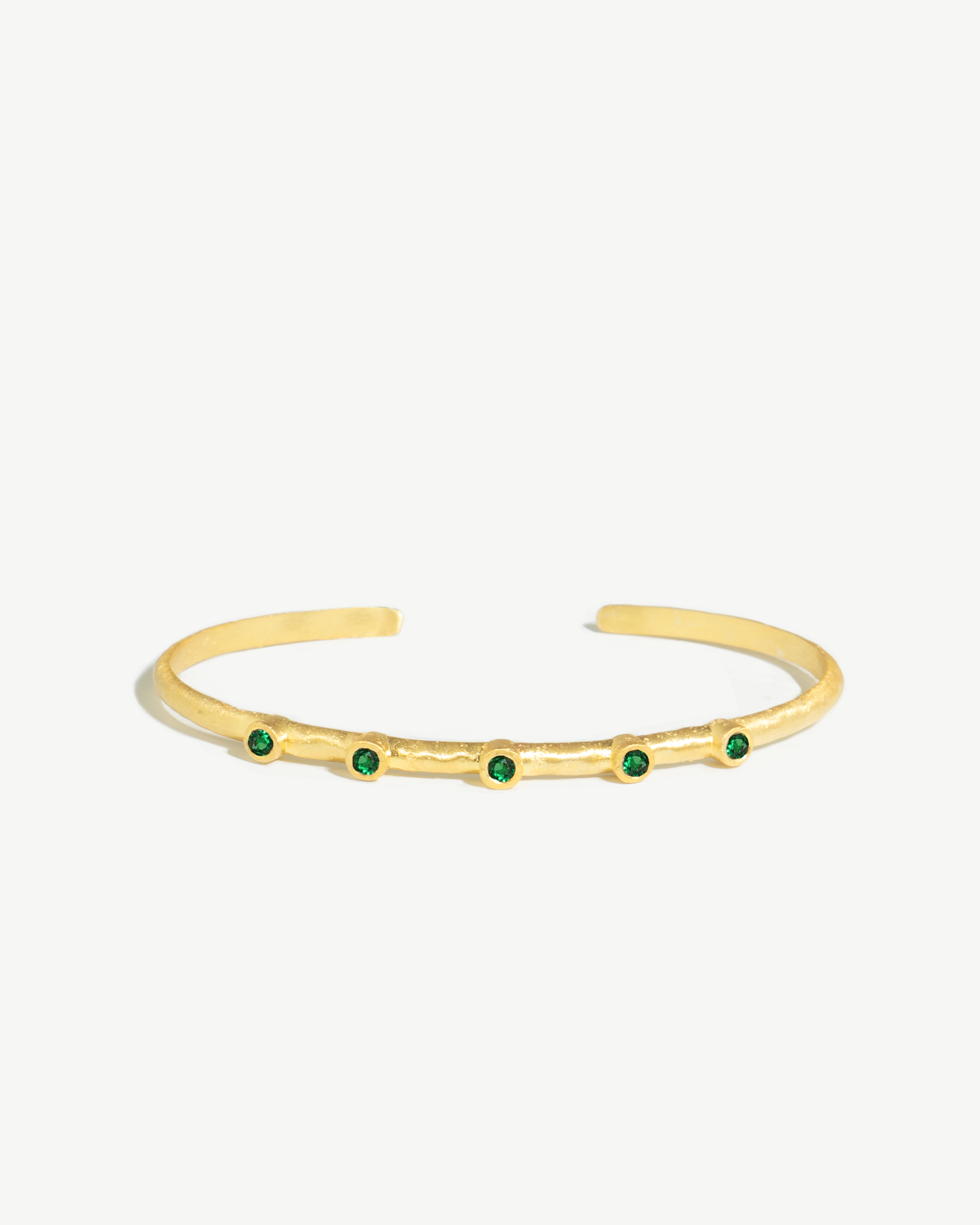 Escrava em prata martelada com banho de ouro e zircónias em relevo