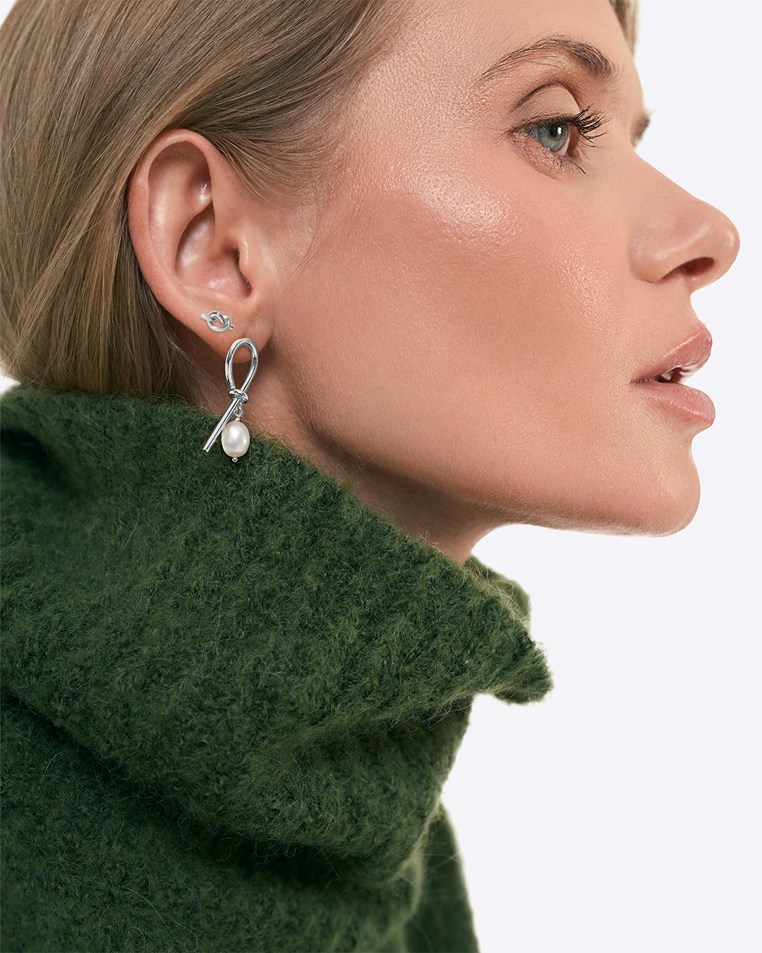 Modelo com brincos da coleçao knot em prata 925.