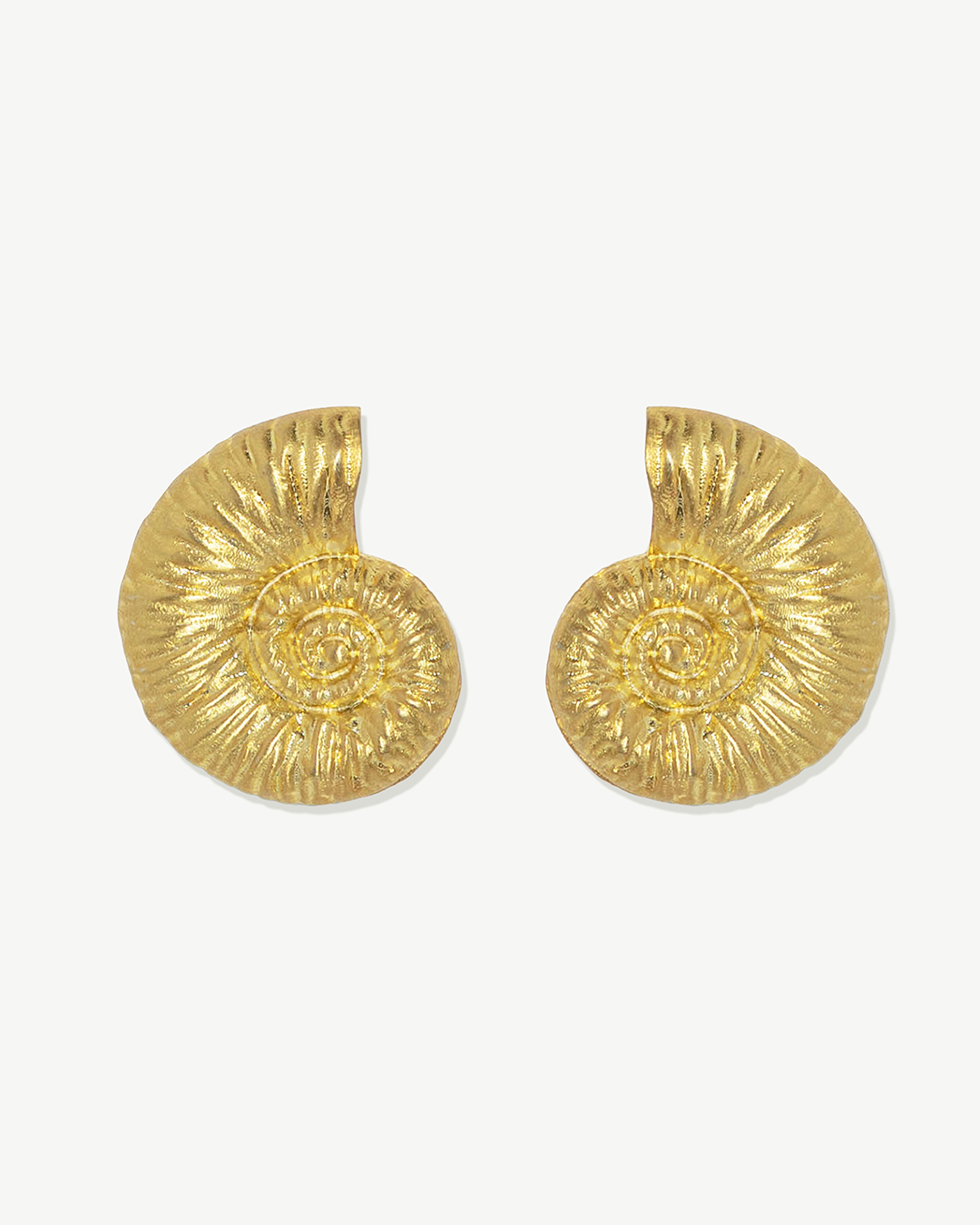 Brincos em prata dourada de concha maxi