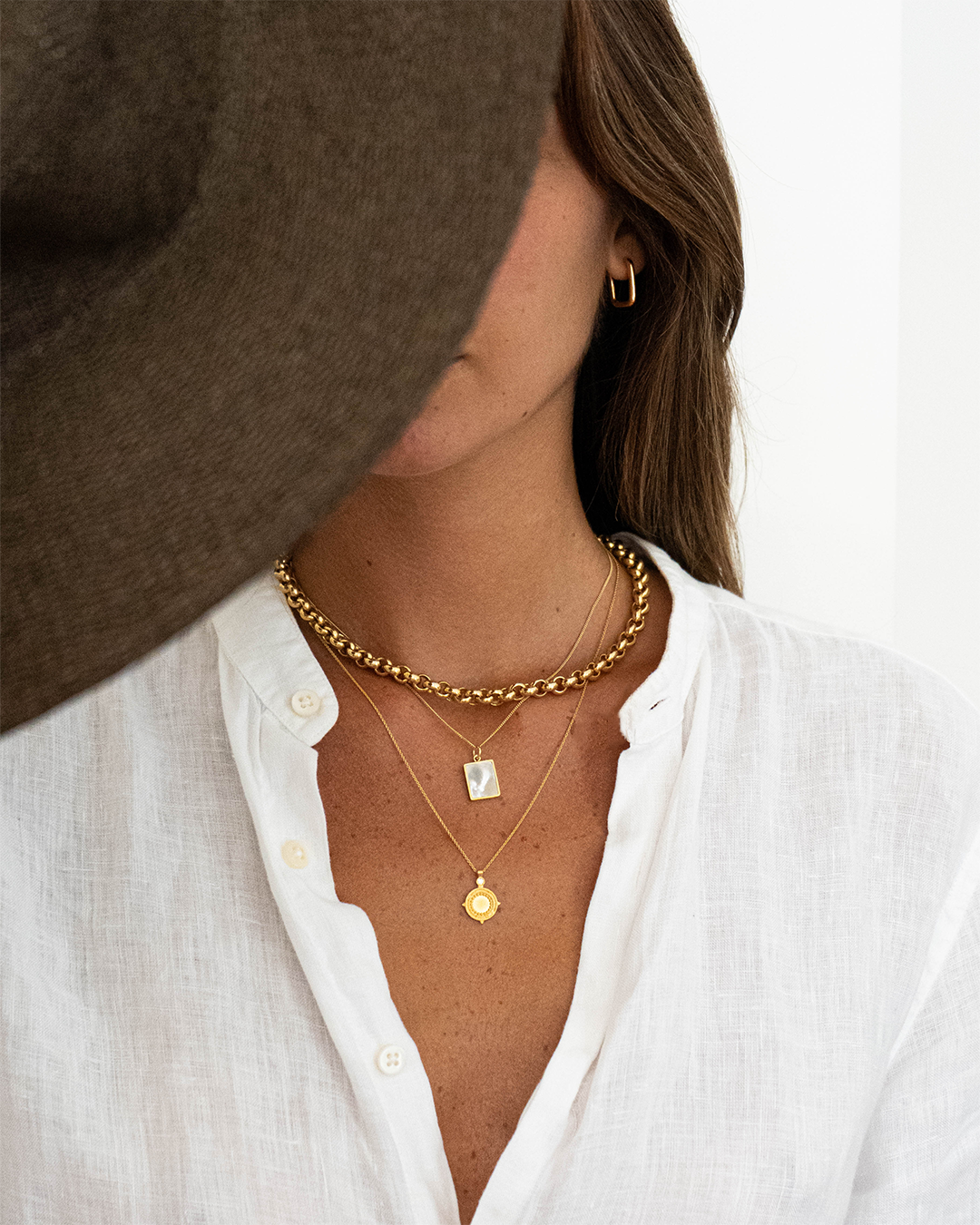 Colar em prata 925 com banho de ouro 18K e zircónia cúbica em modelo.