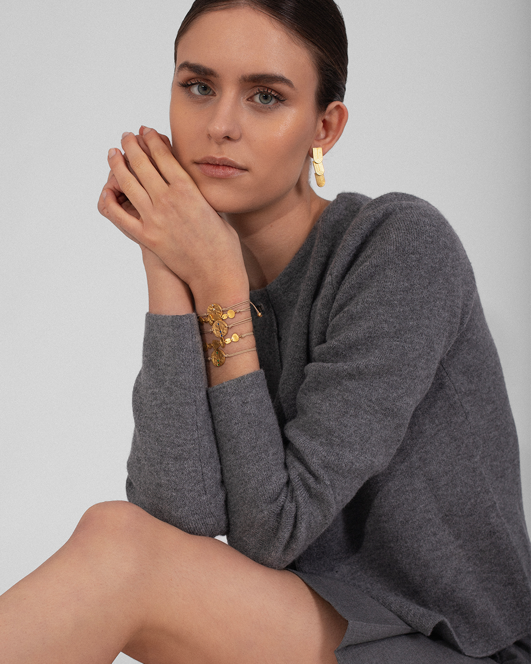 Pulseira em corda com pormenor em prata 925 com banho de ouro 18K e zircónias cúbicas em modelo.