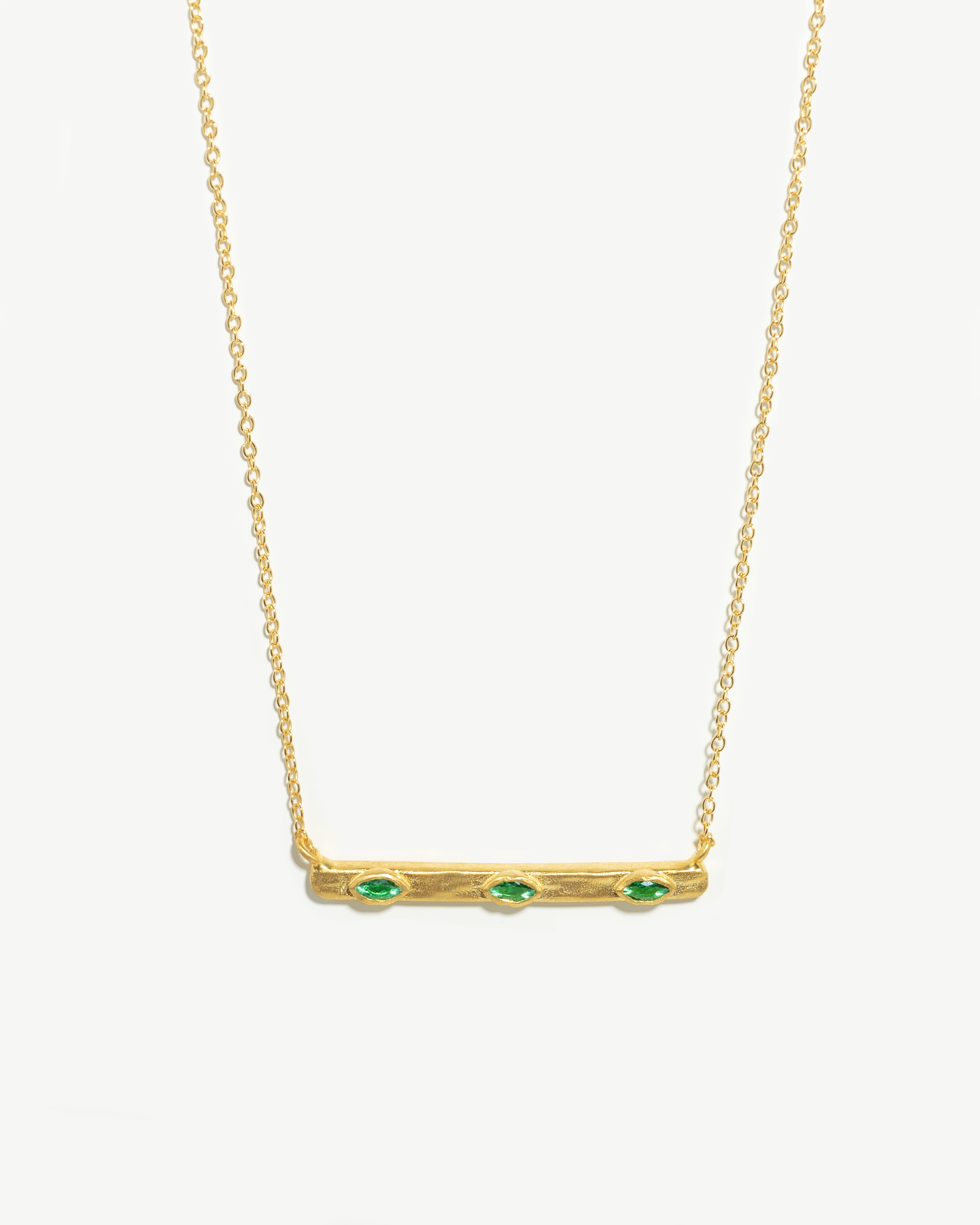 Colar com pendente horizontal em prata 925 com banho de ouro 18K e zircónias cúbicas ovais.