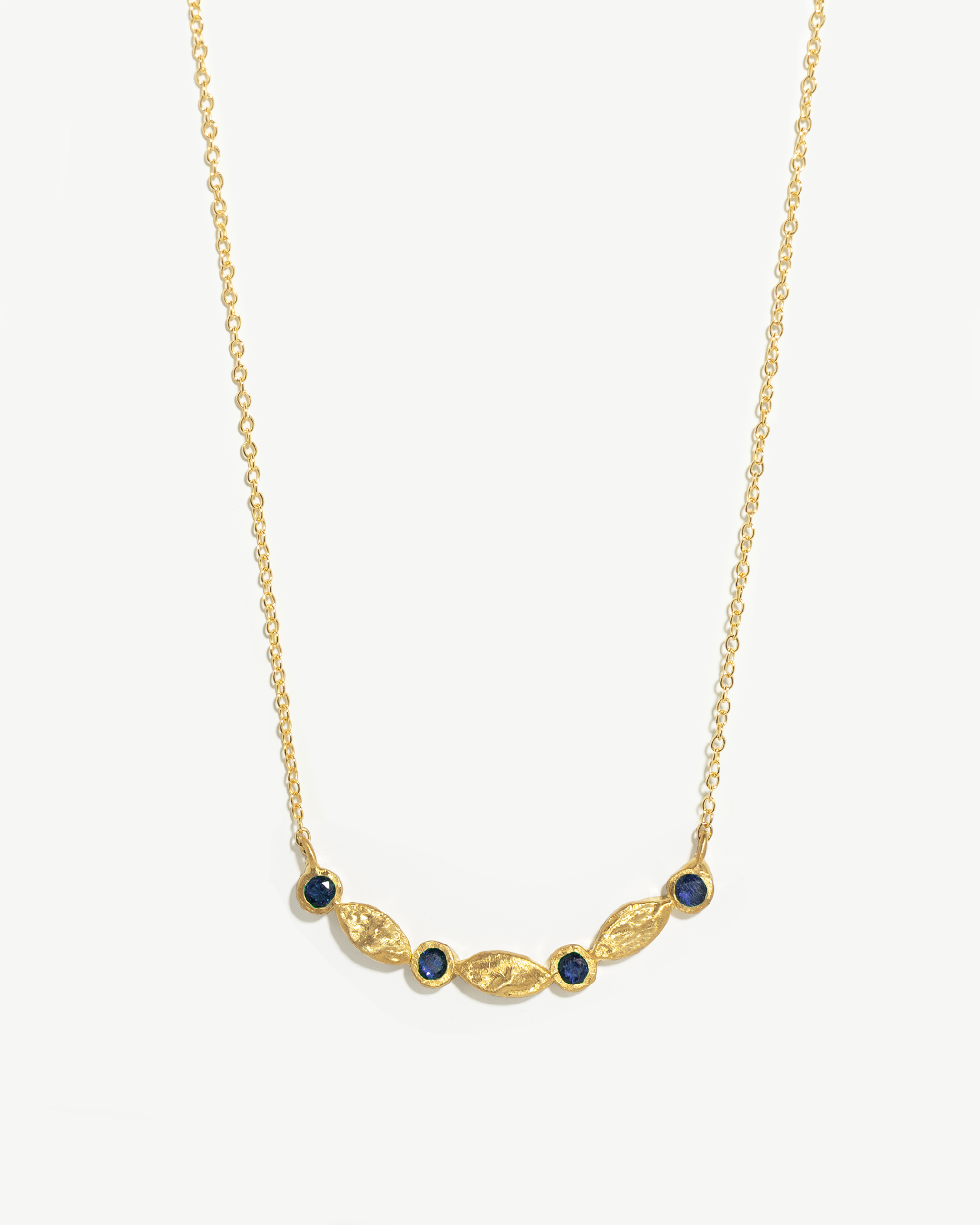 Colar com pendente arqueado em prata 925 com banho de ouro 18K e zircónias cúbicas.