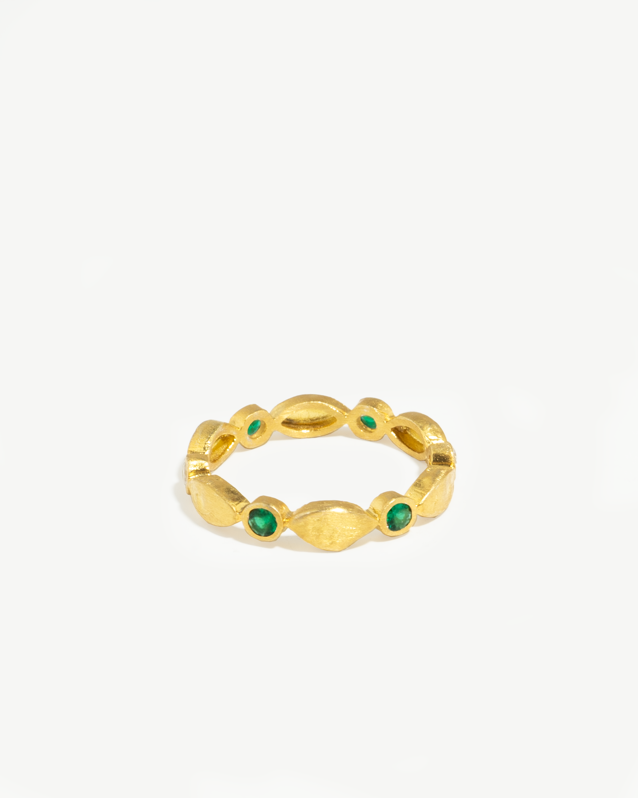 Anel recortado em prata 925 com banho de ouro 18k e zircónias cúbicas.