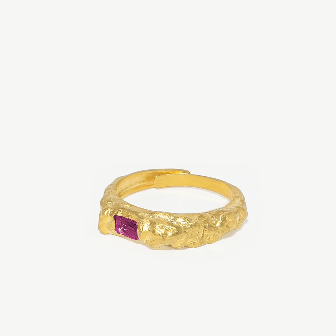 Anel statement texturado em prata 925 com banho de ouro 18K e zircónia cúbica rosa.