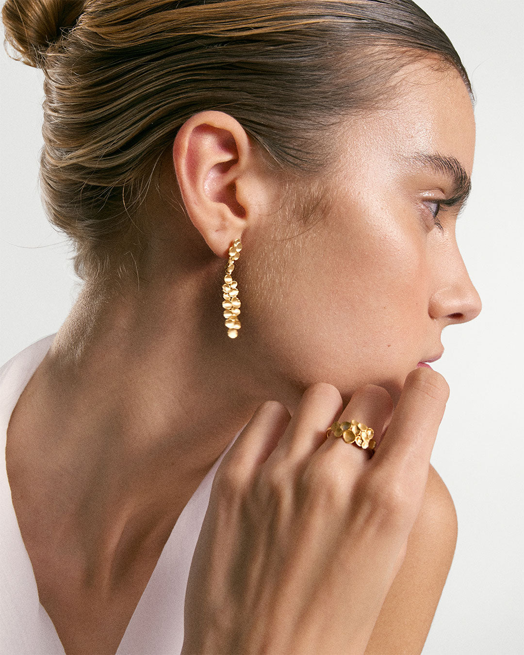 Brincos compridos em prata dourada com textura