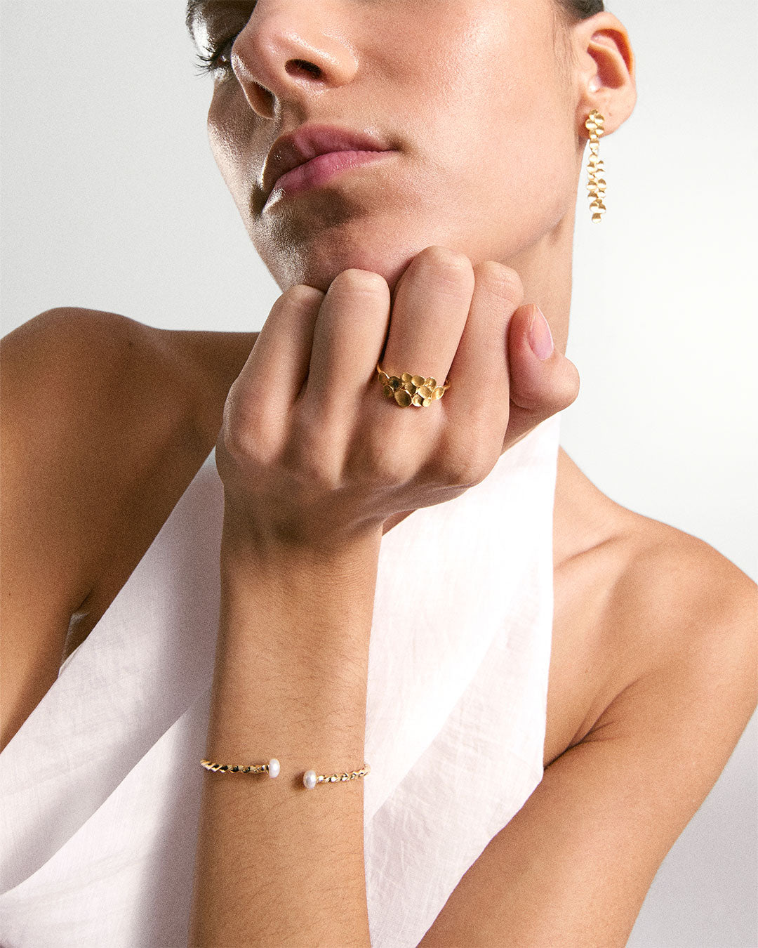 Anel ajustável em prata 925 com banho de ouro 18K em modelo.