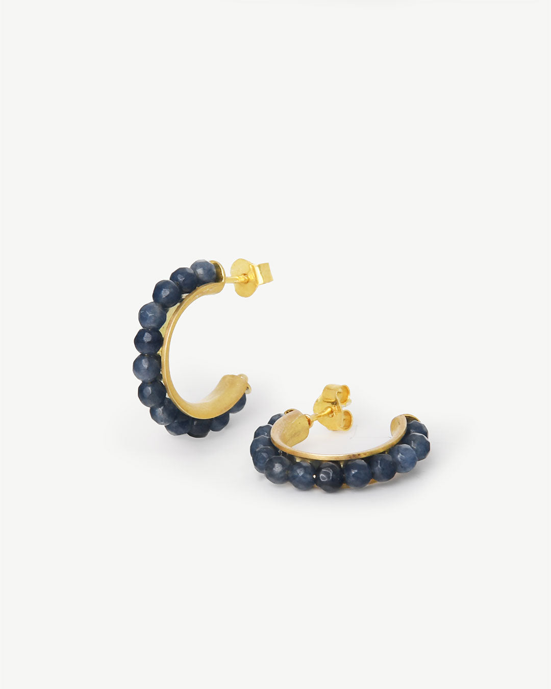 Argolas em prata 925 com banho de ouro 18K e pedras coloridas.