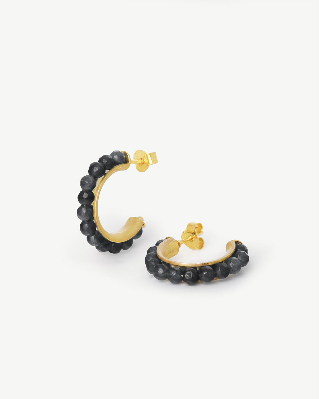 Argolas em prata 925 com banho de ouro 18K e pedras coloridas.