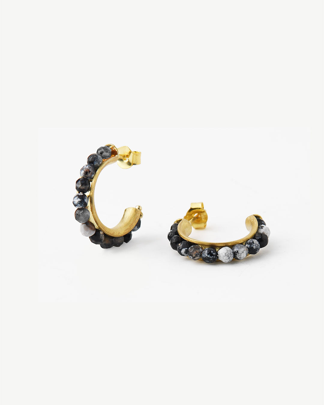 Argolas em prata com pedras coloridas