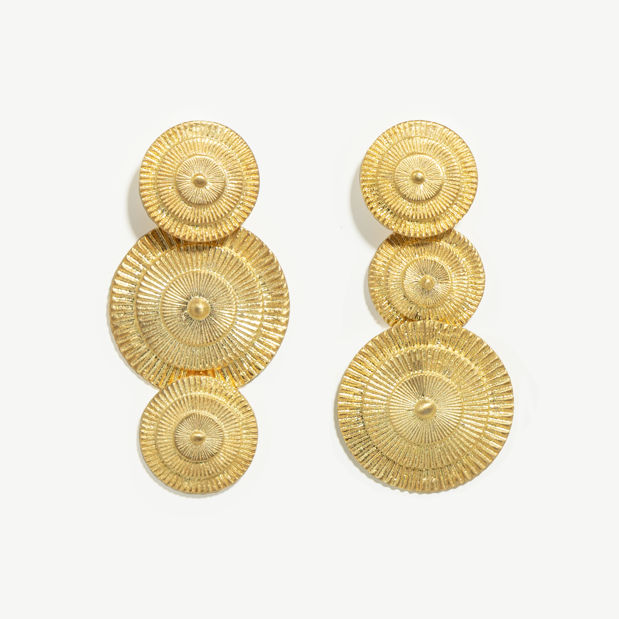 Brincos compridos articulados com detalhes redondos e relevo em prata 925 com banho de ouro 18K.