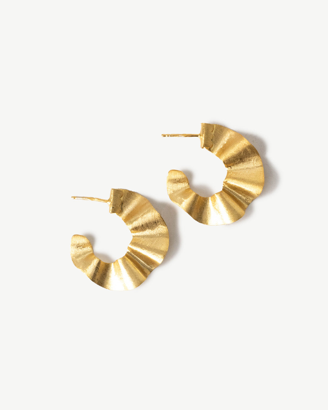 Argolas onduladas em prata dourada