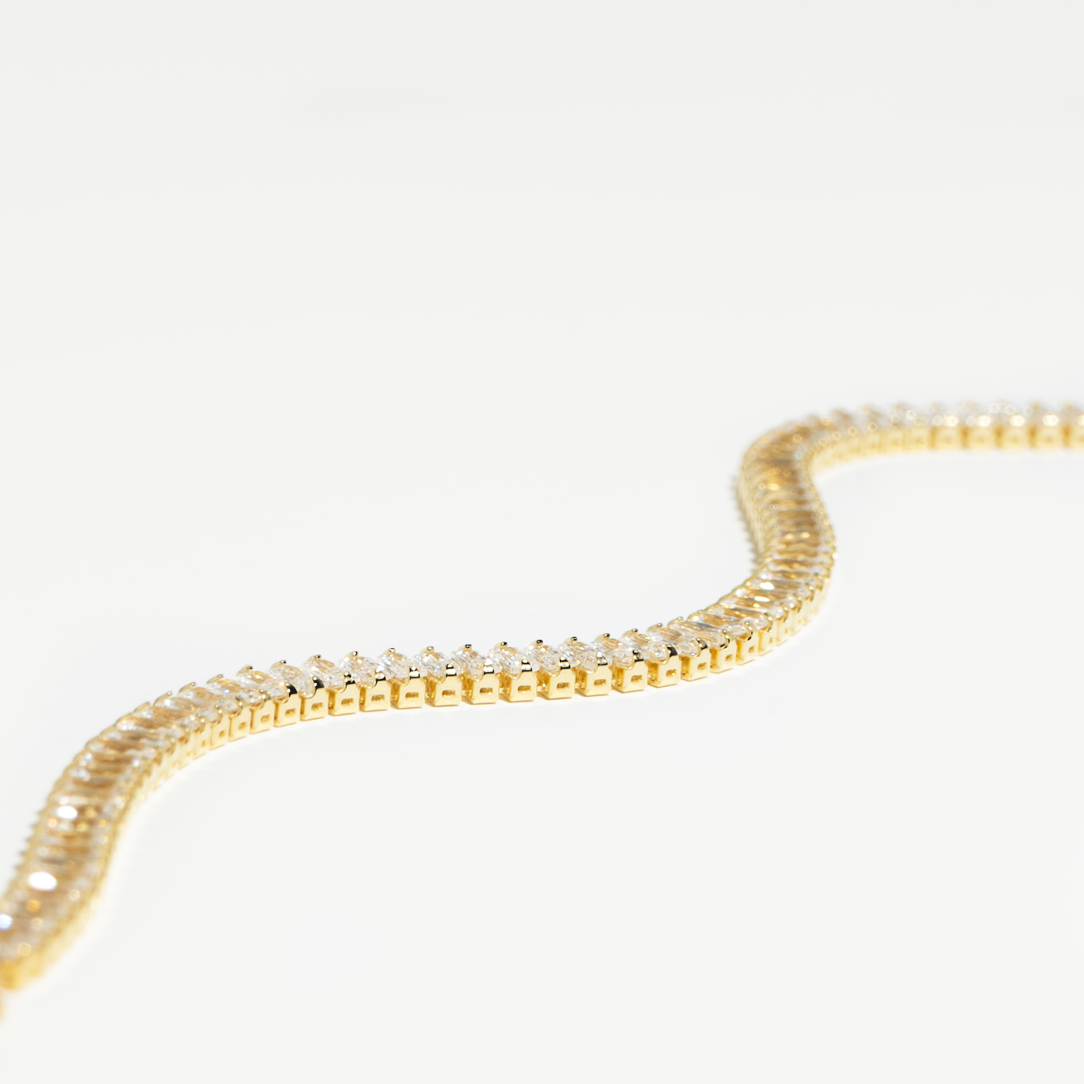 Pulseira tennis em prata 925 com banho de ouro 18K e zircónias cúbicas.