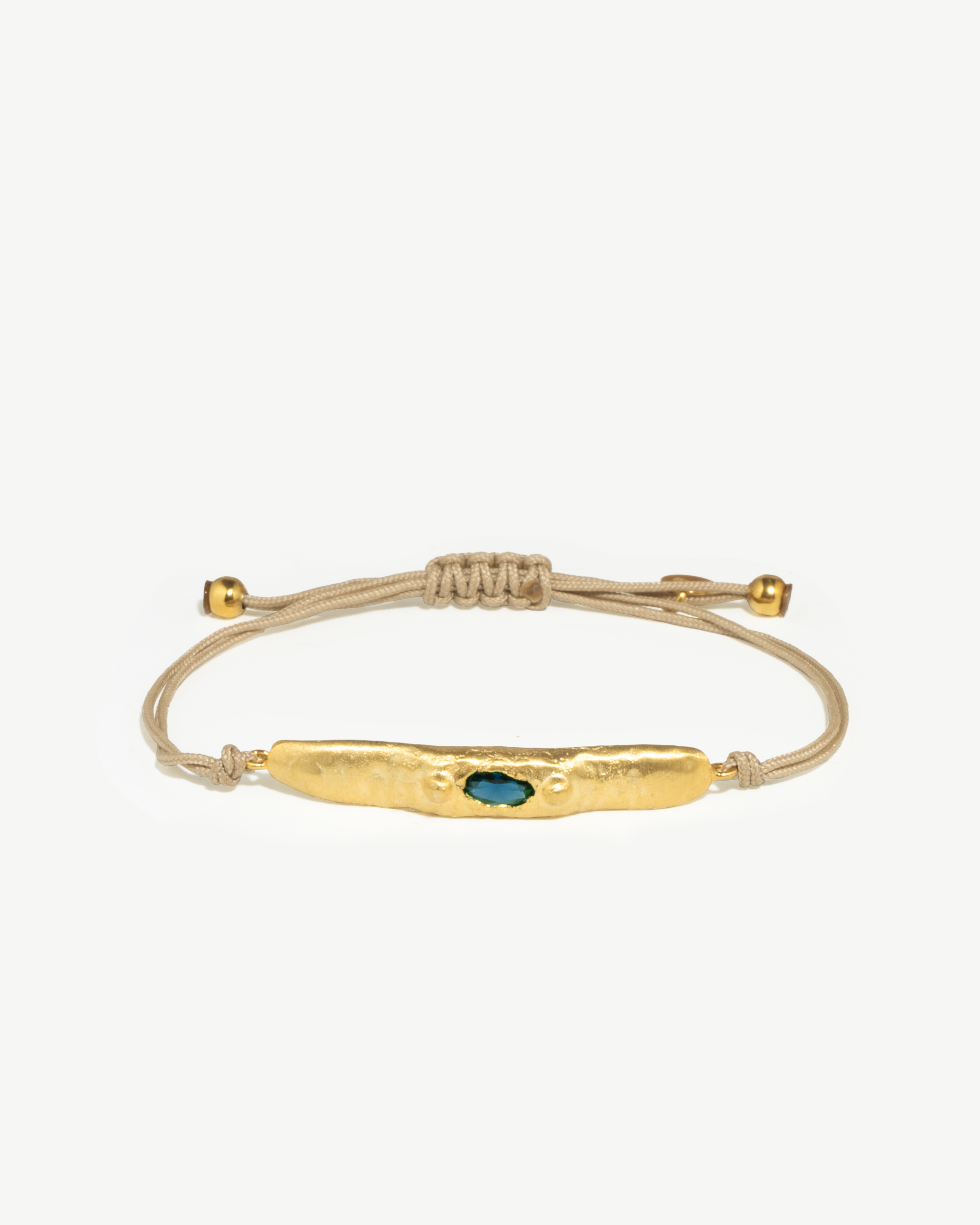 Pulseira ajustável em macramé com detalhe em prata martelada com banho de ouro e zircónias