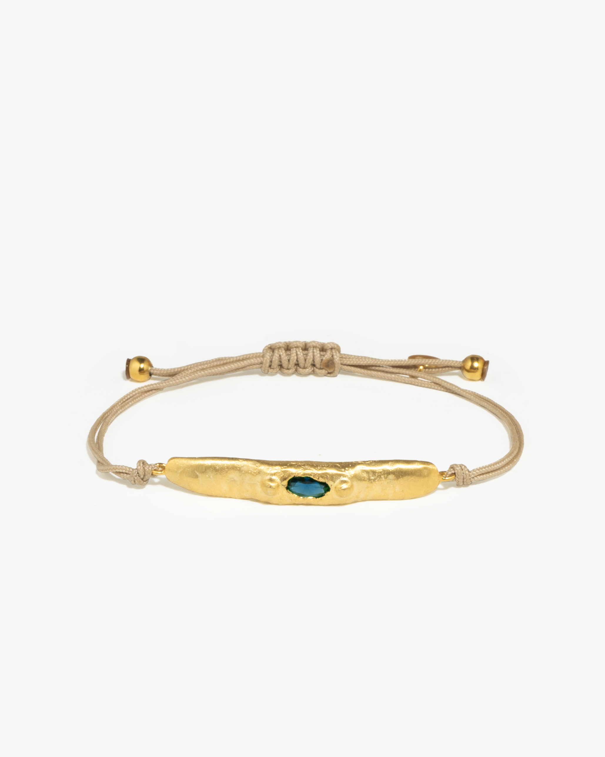 Pulseira ajustável em macramé com detalhe em prata 925 martelada com banho de ouro 18K e zircónia cúbica.