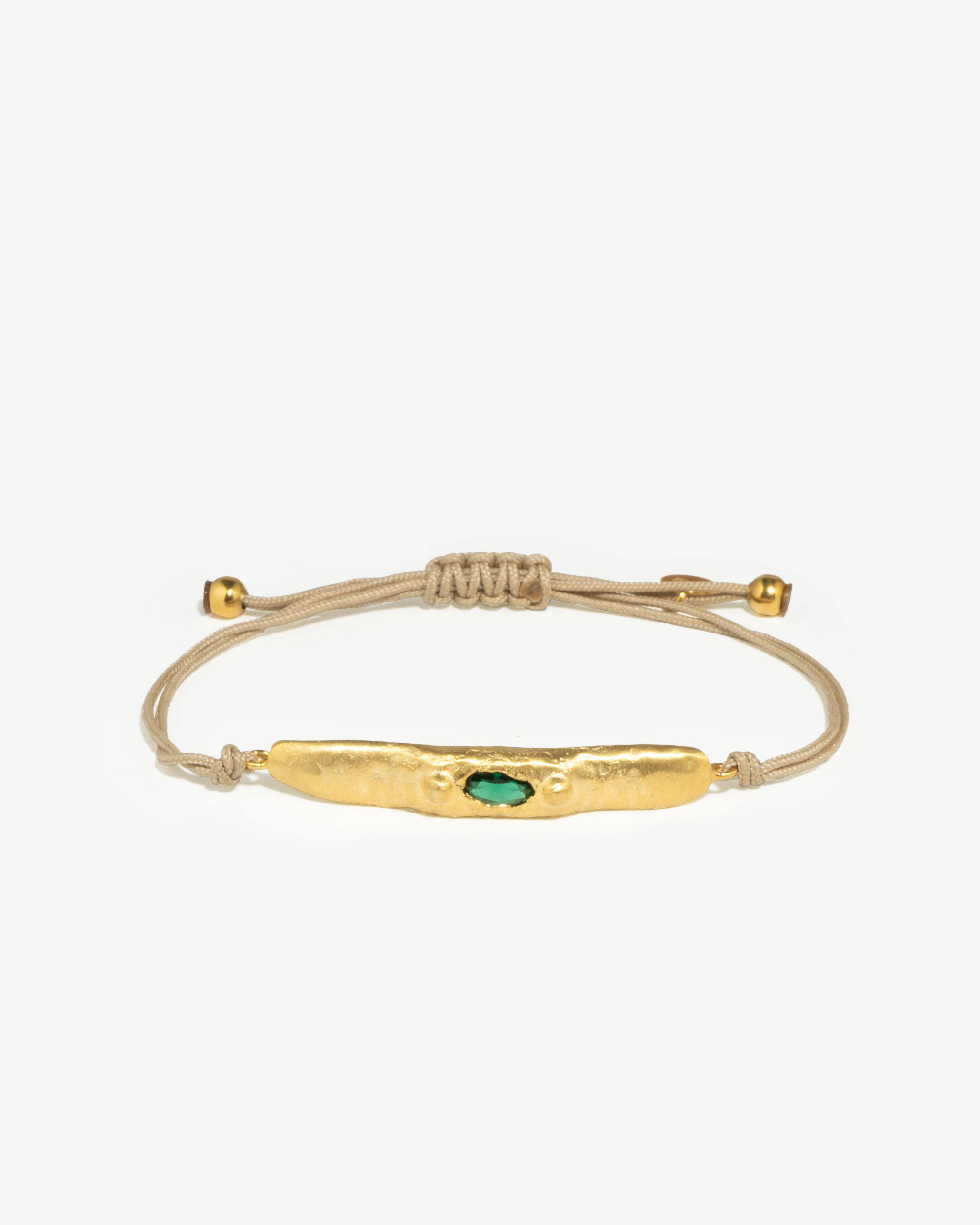 Pulseira ajustável em macramé com detalhe em prata 925 martelada com banho de ouro 18K e zircónia cúbica.