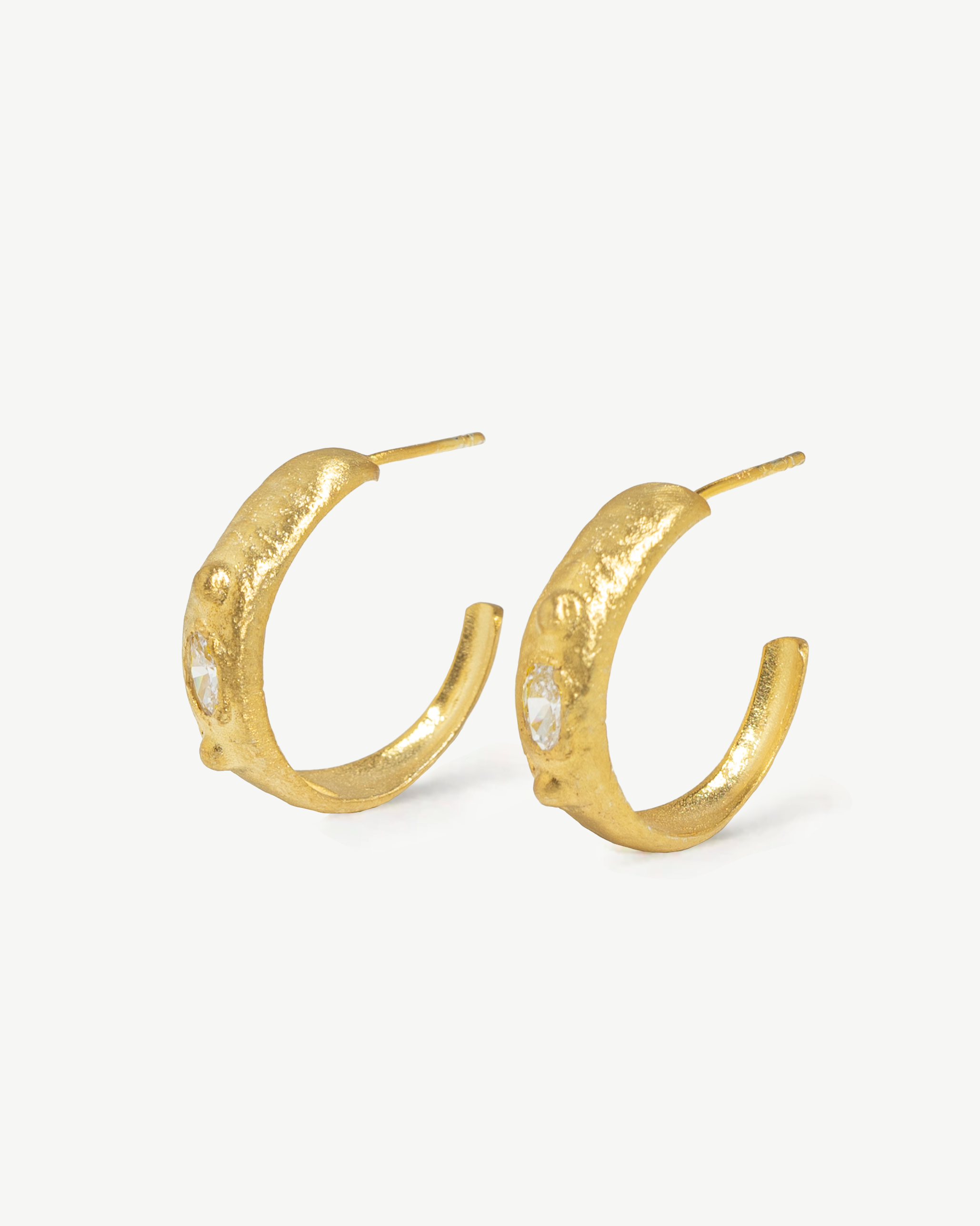 Argolas em prata 925 martelada com banho de ouro 18K e zircónia cúbica oval.