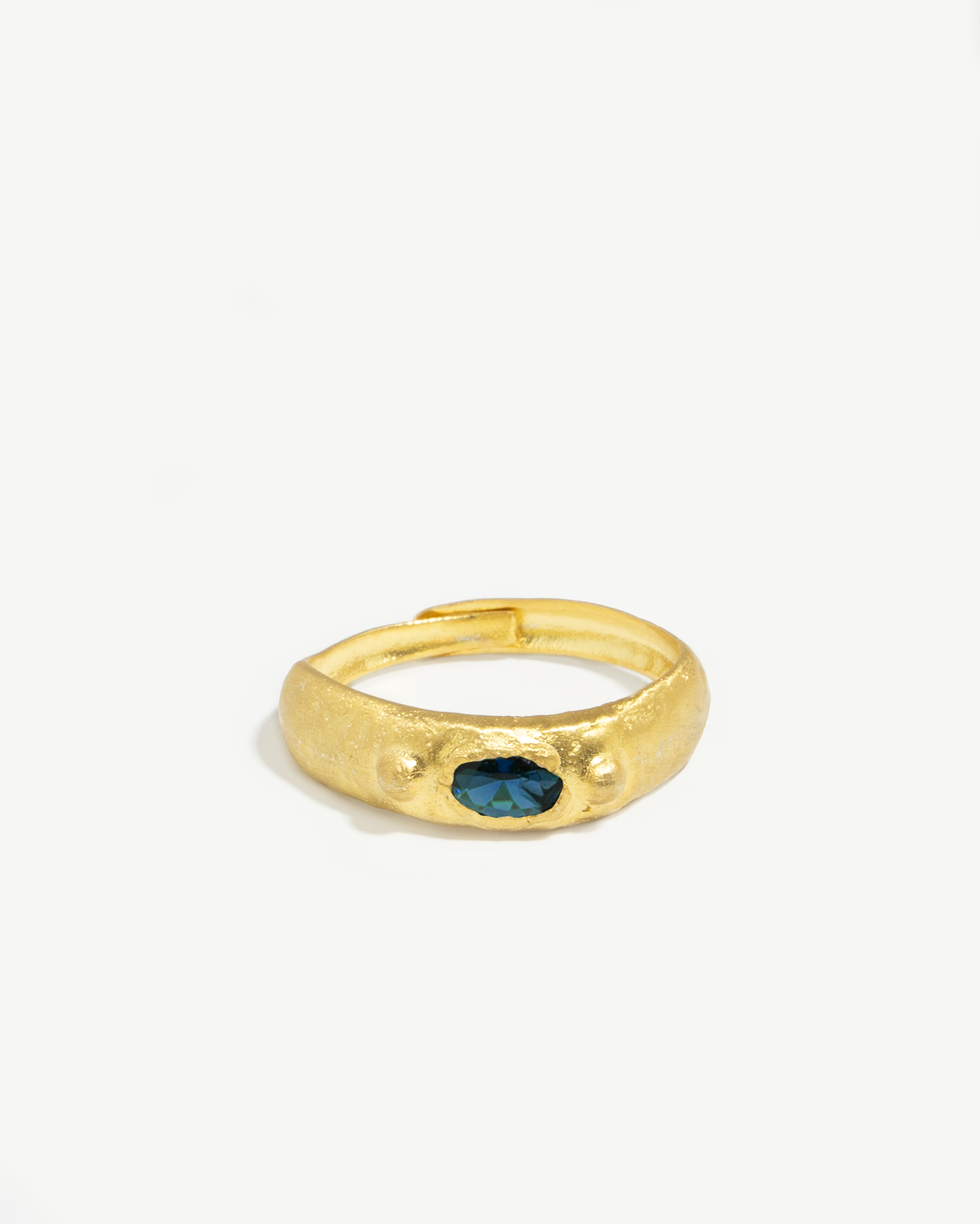 Anel com relevos em prata 925 e banho de ouro 18K com zircónia cúbica oval central.