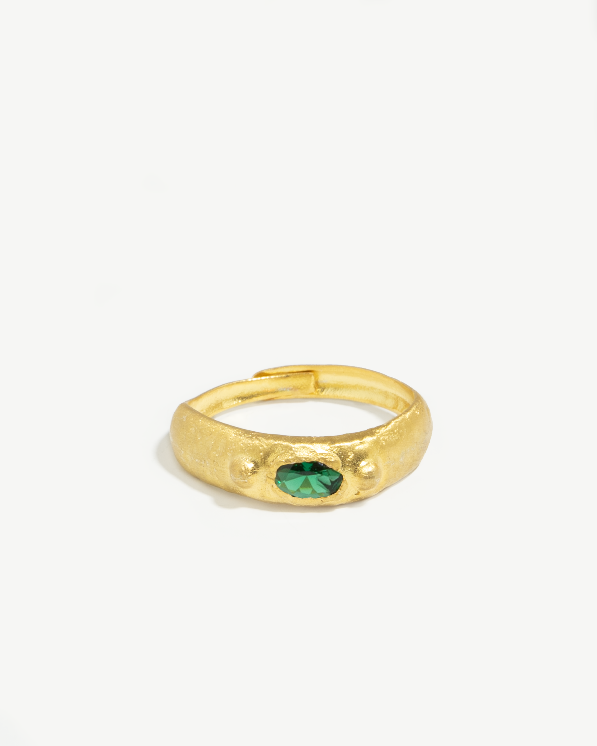 Anel com relevos em prata 925 e banho de ouro 18K com zircónia cúbica oval central.