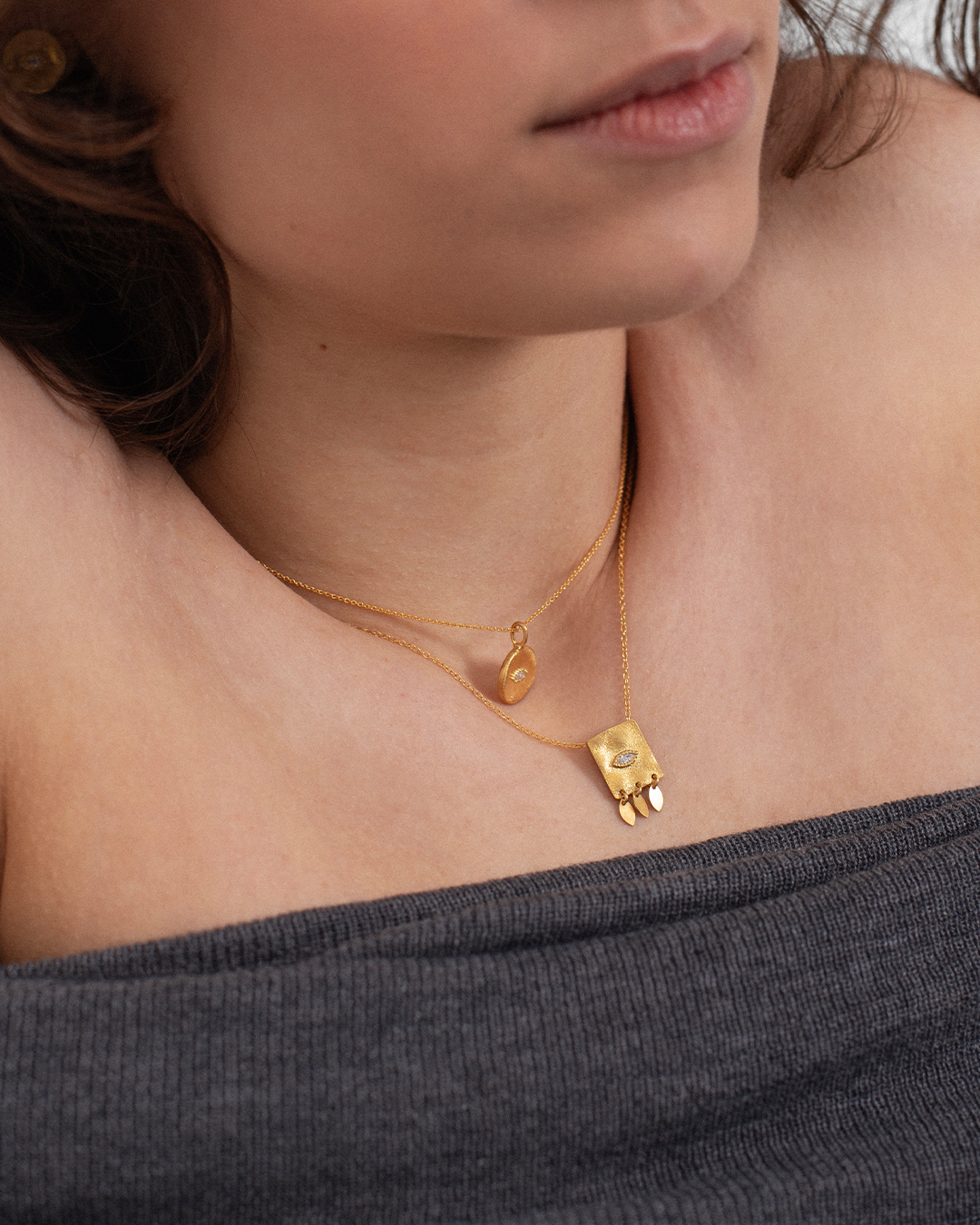 Colar em prata 925 com banho de ouro 18K e zircónia cúbica em modelo.