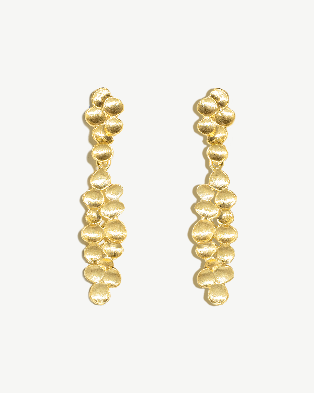 Brincos compridos organicos em prata dourada