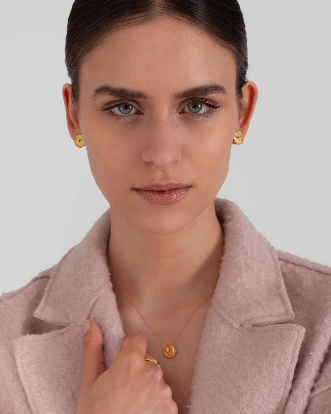 Colar em prata 925 com banho de ouro 18K e zircónia cúbica em modelo.