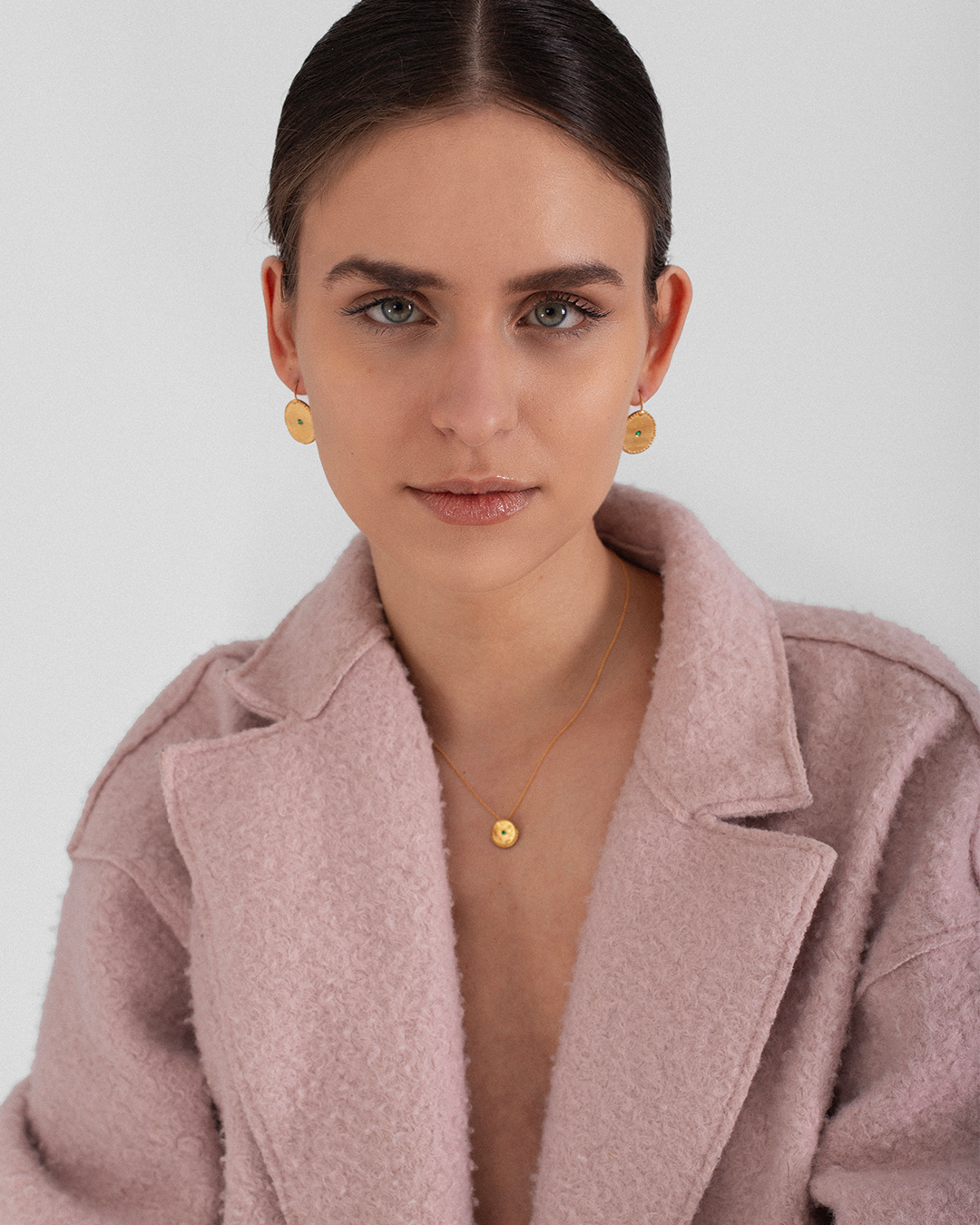 Brincos em prata 925 com banho de ouro 18K e zircónia cúbica em modelo.