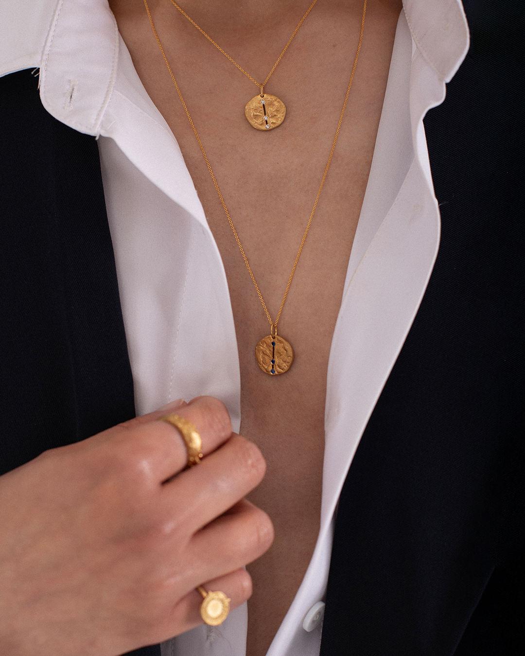 Colar em prata 925 com banho de ouro 18K e zircónias cúbicas em modelo.