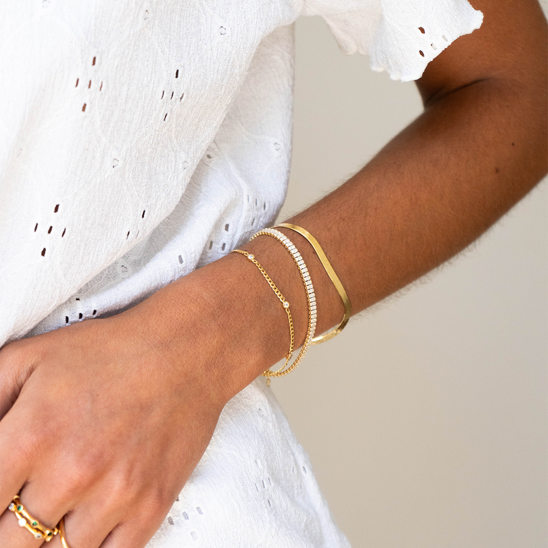 Pulseira tennis em prata 925 com banho de ouro 18K e zircónias cúbicas em modelo.