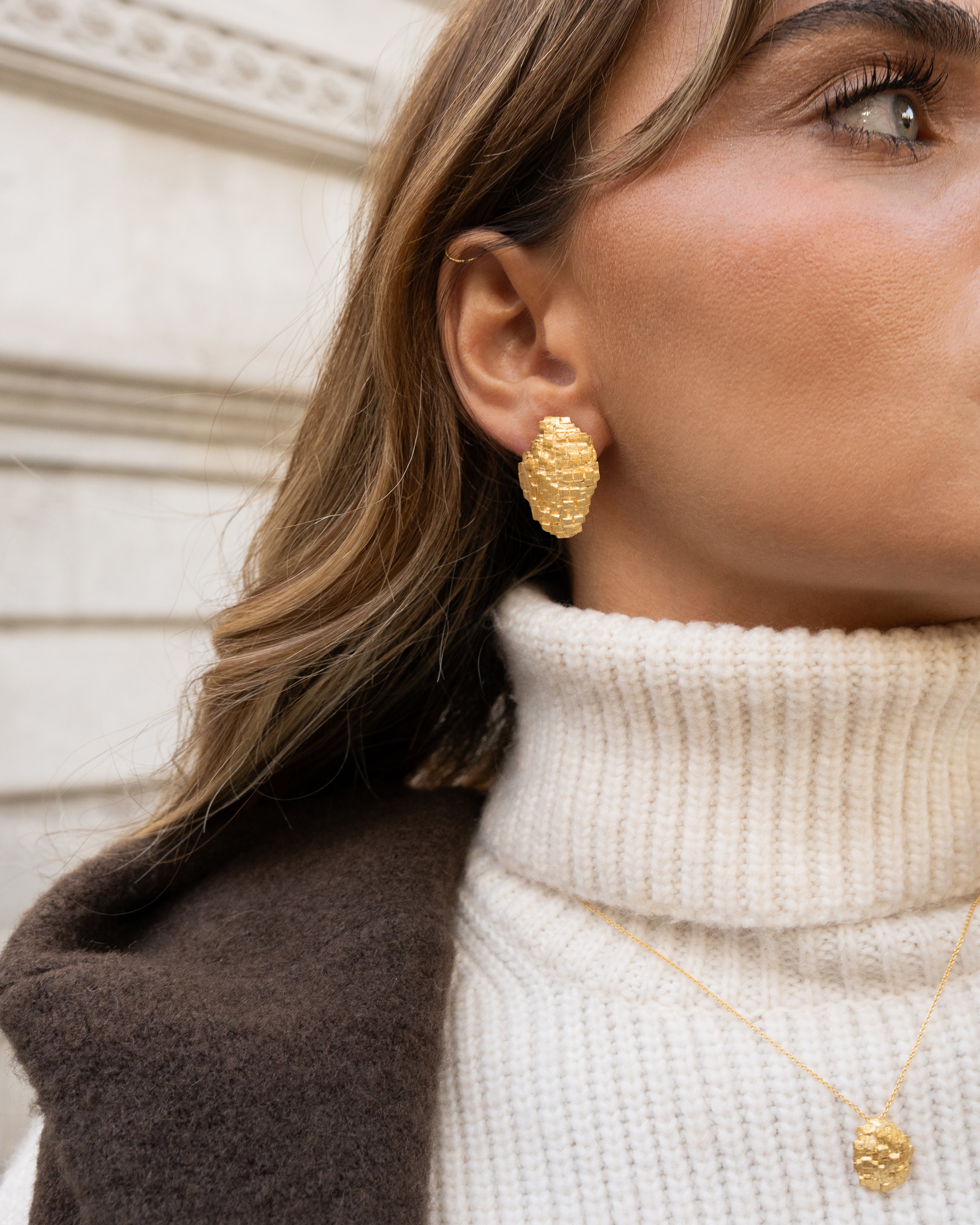 Modelo com joias da coleçao MESHxPORTO em prata dourada 925.