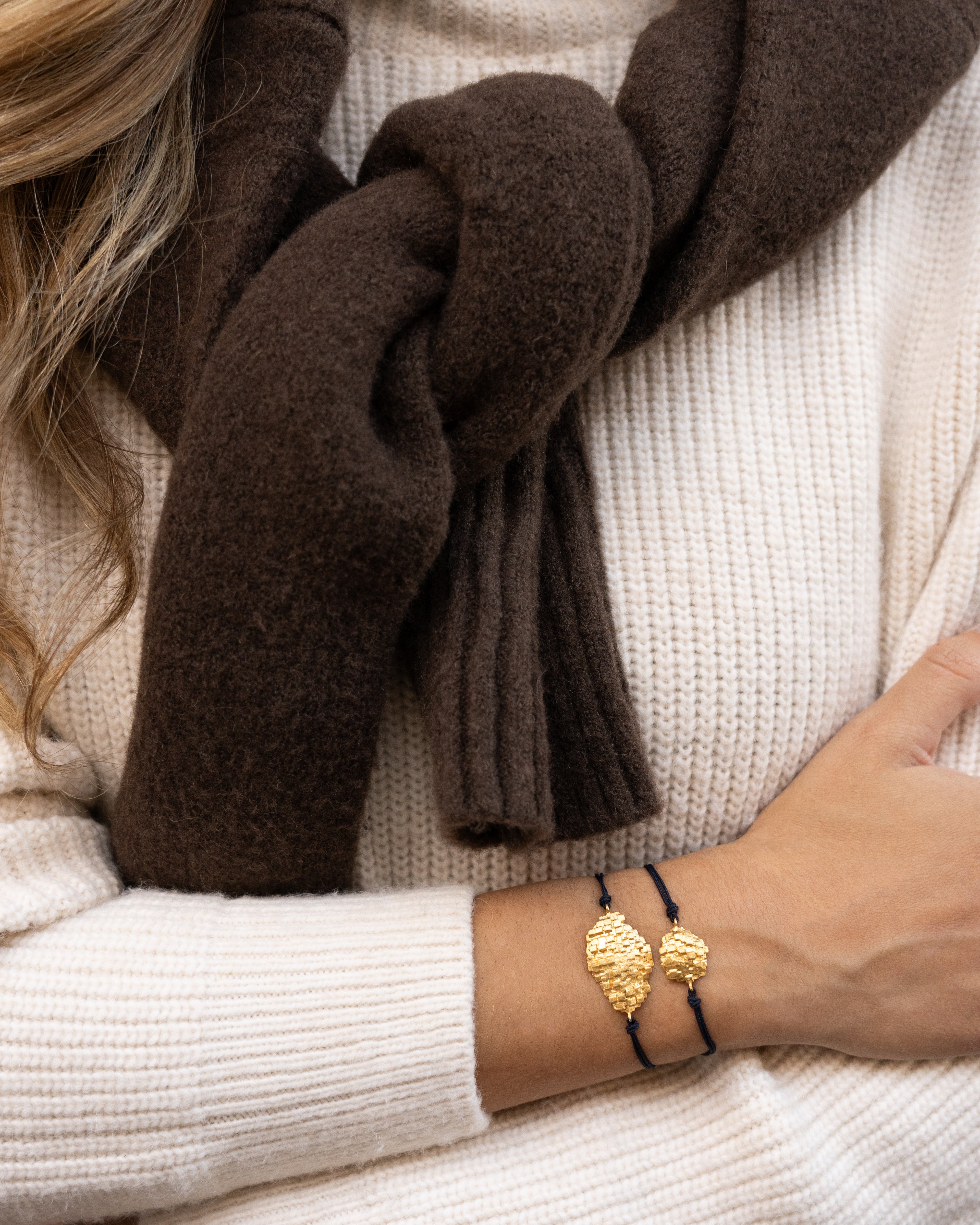 Modelo com joias da coleçao MESHxPORTO em prata dourada 925.