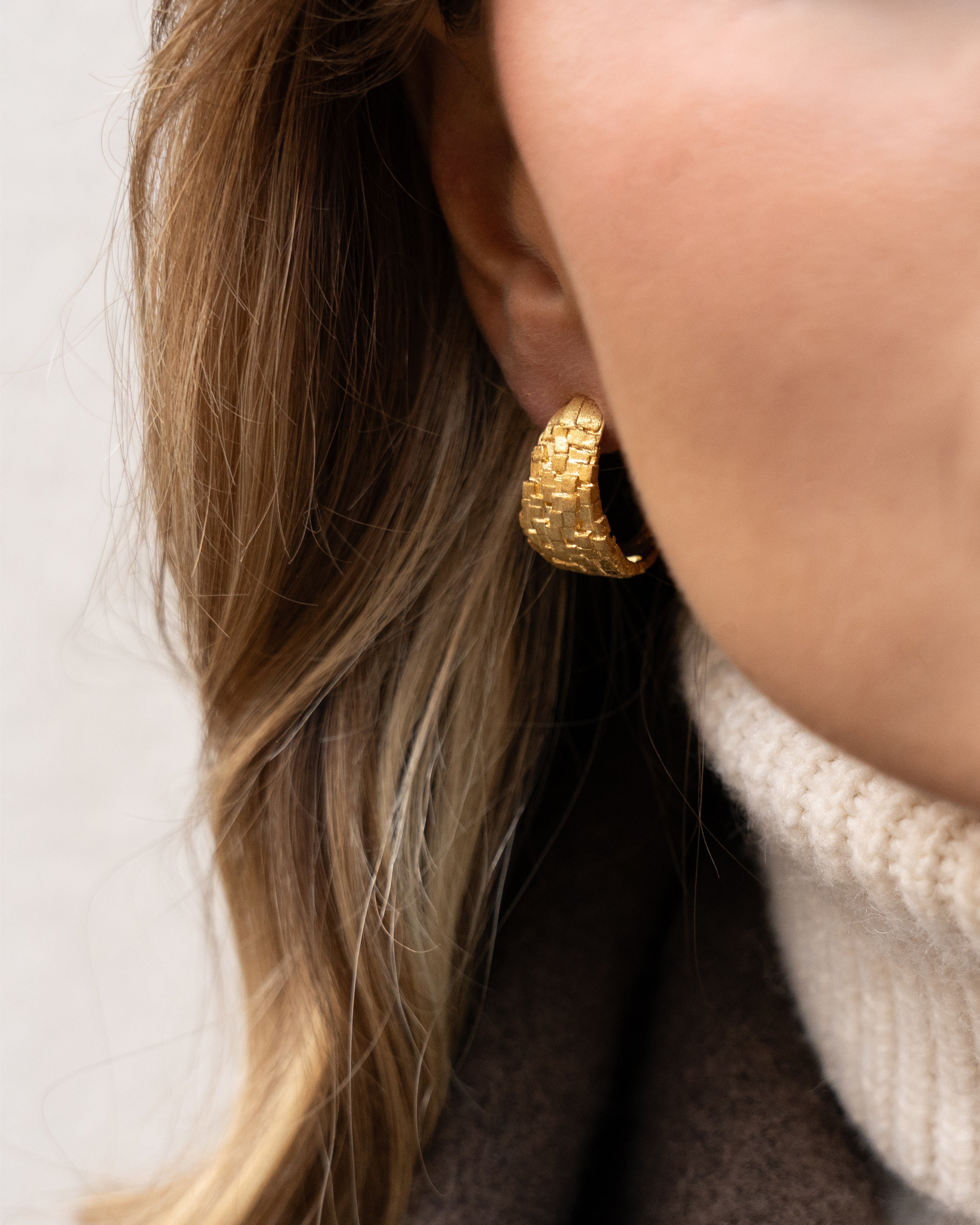 Modelo com joias da coleçao MESHxPORTO em prata dourada 925.