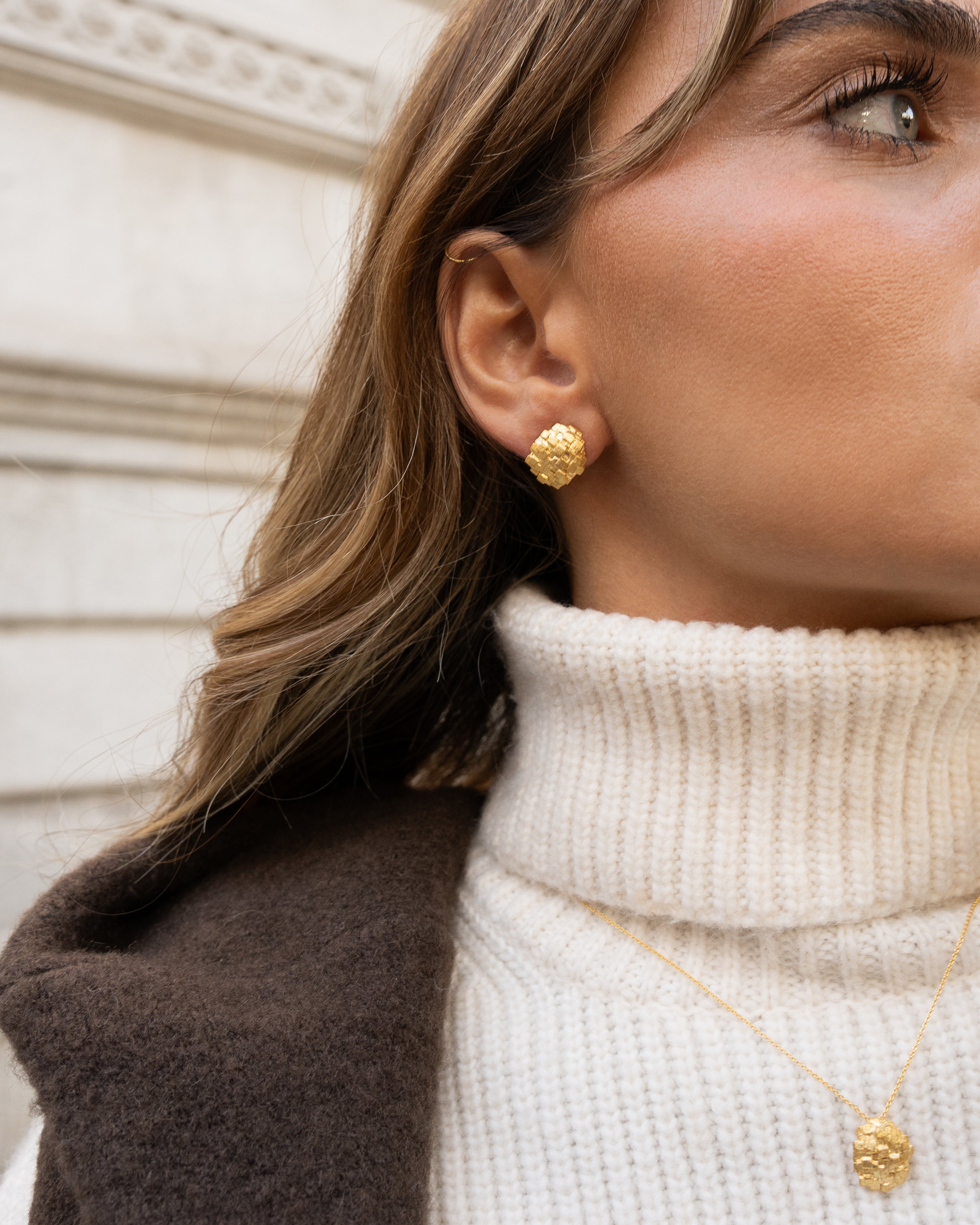 Modelo com joias da coleçao MESHxPORTO em prata dourada 925.