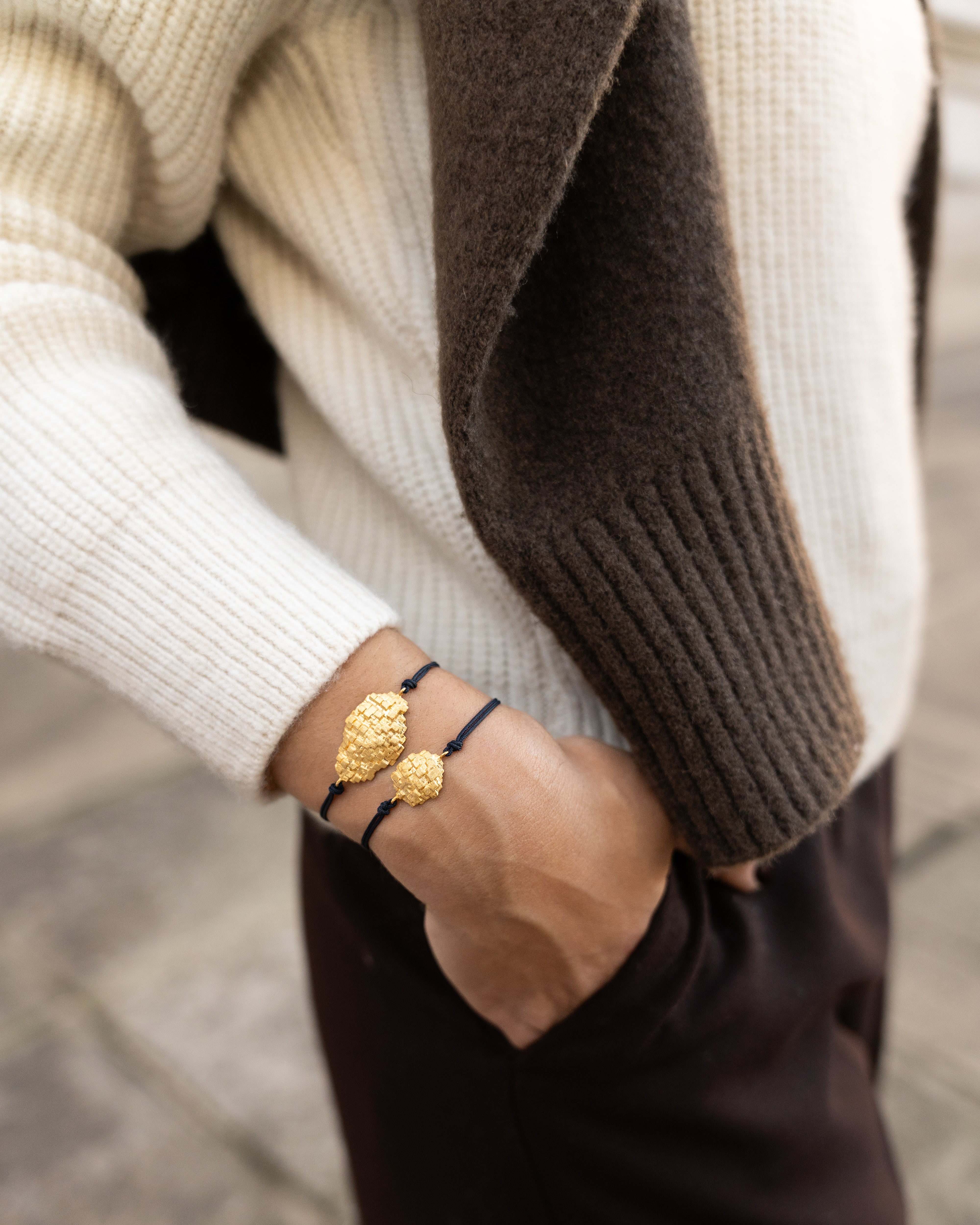 Modelo com joias da coleçao MESHxPORTO em prata dourada 925.