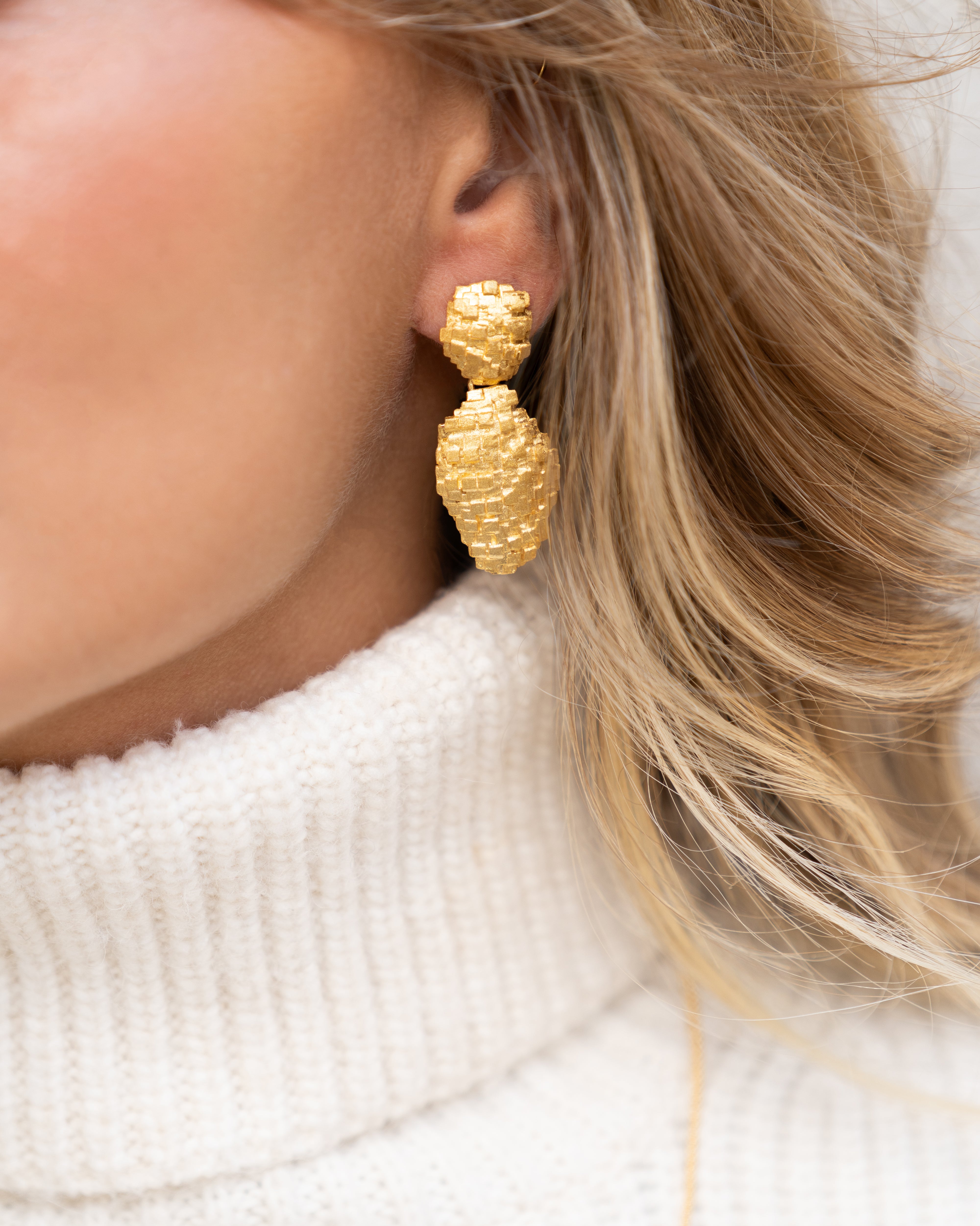 Modelo com joias da coleçao MESHxPORTO em prata dourada 925.