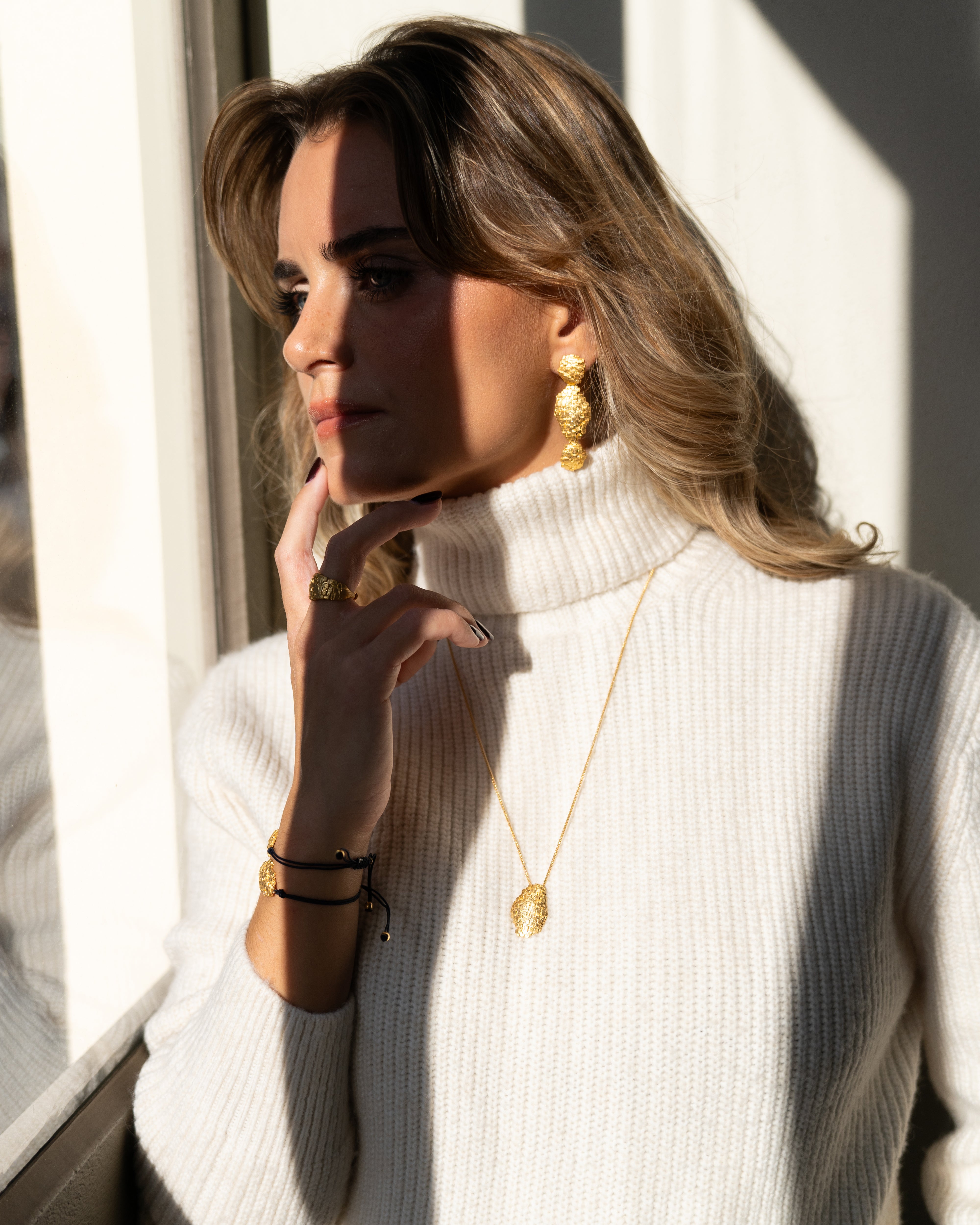 Modelo com joias da coleçao MESHxPORTO em prata dourada 925.