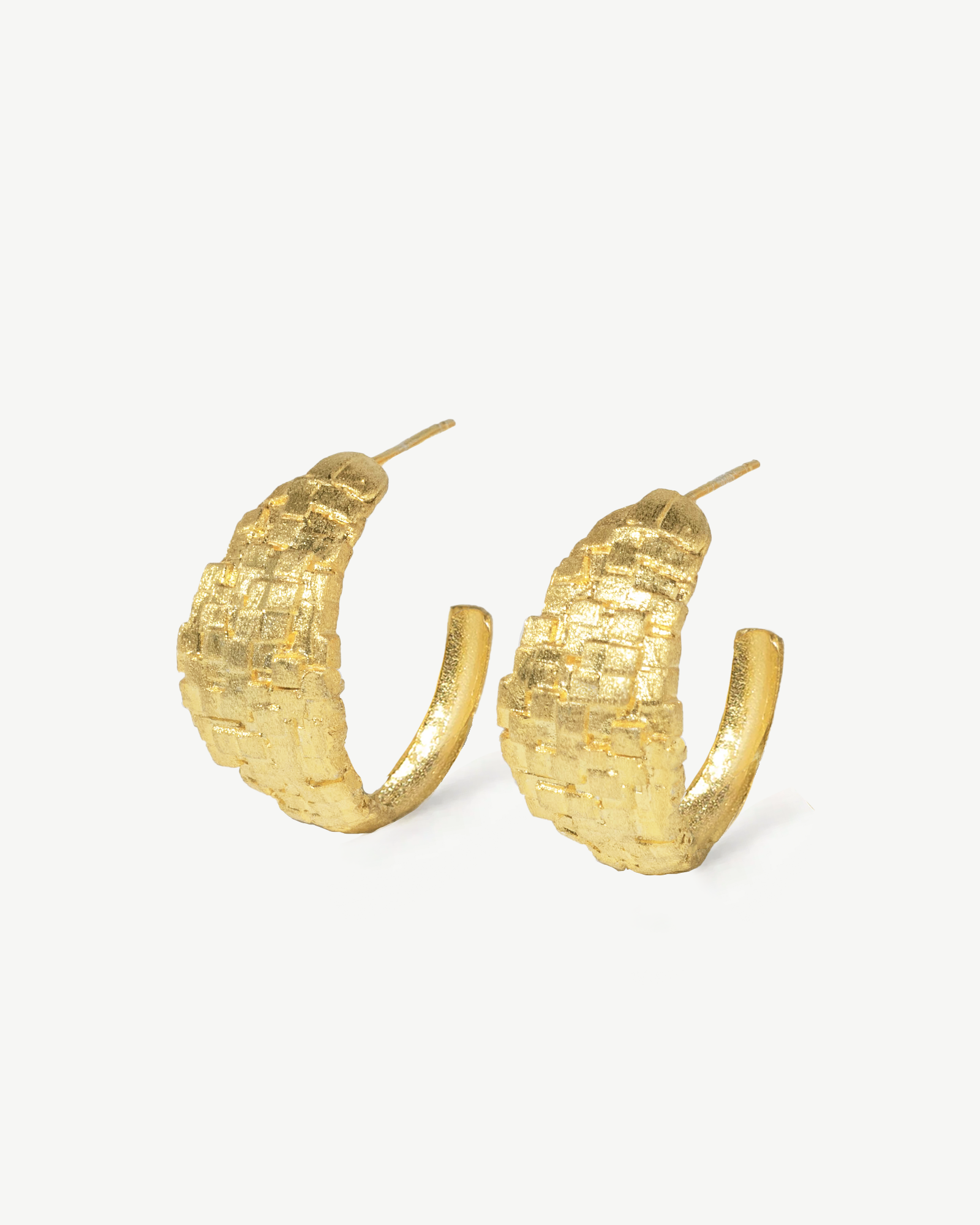 Argolas texturizadas da coleçao MESHxPORTO em prata dourada 925.