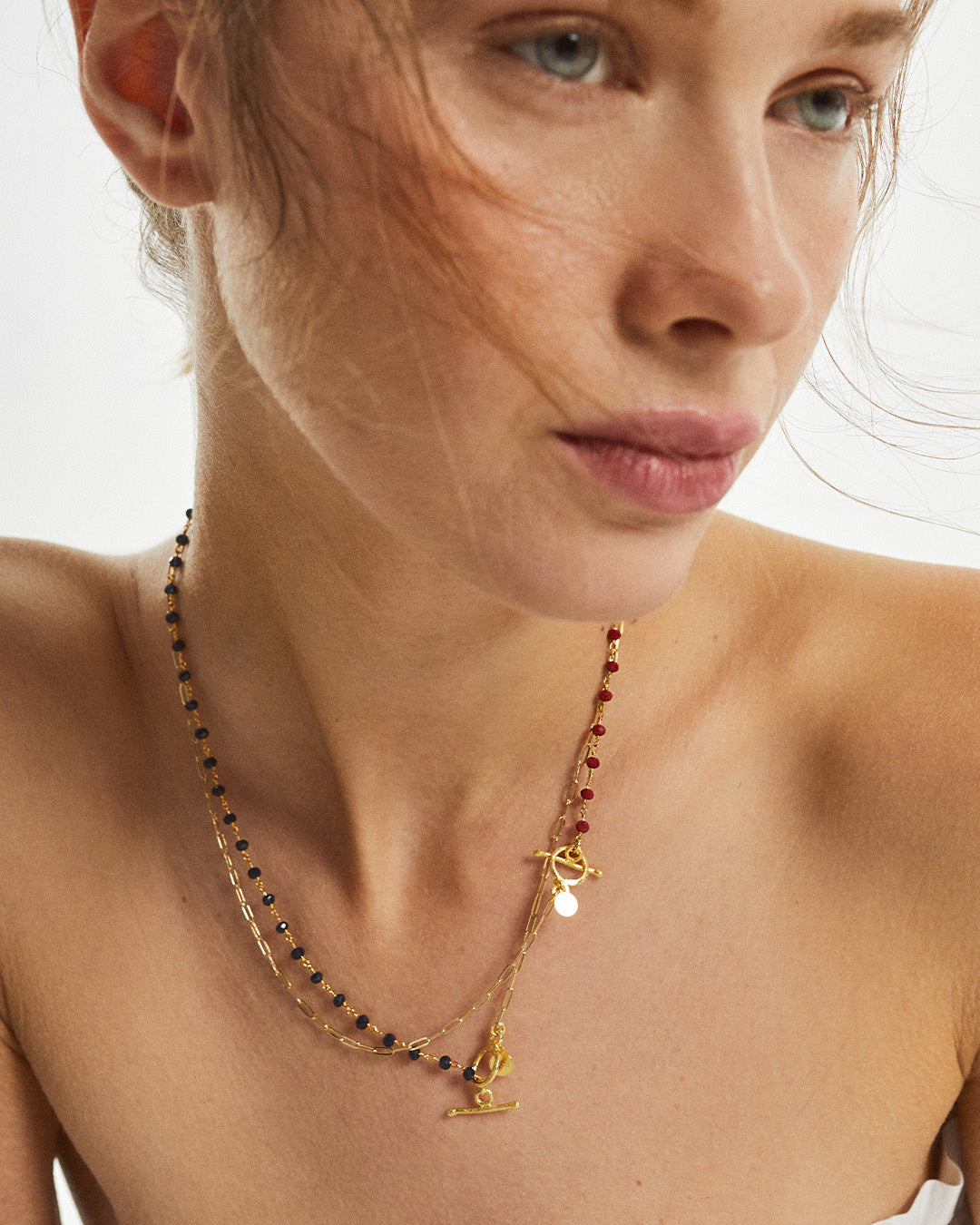 Colar em prata dourado com pedras em modelo