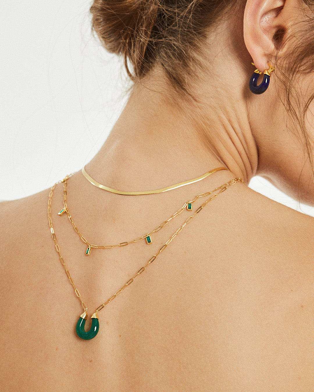 Argolas em prata 925 com banho de ouro 18K e meia lua em pedra hidrotermal colorida em modelo.