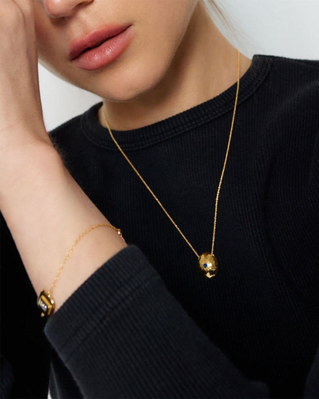 Colar em prata 925 e banho de ouro 18K ou ródio com pendente em efeito martelo com zircónia cúbica em modelo.